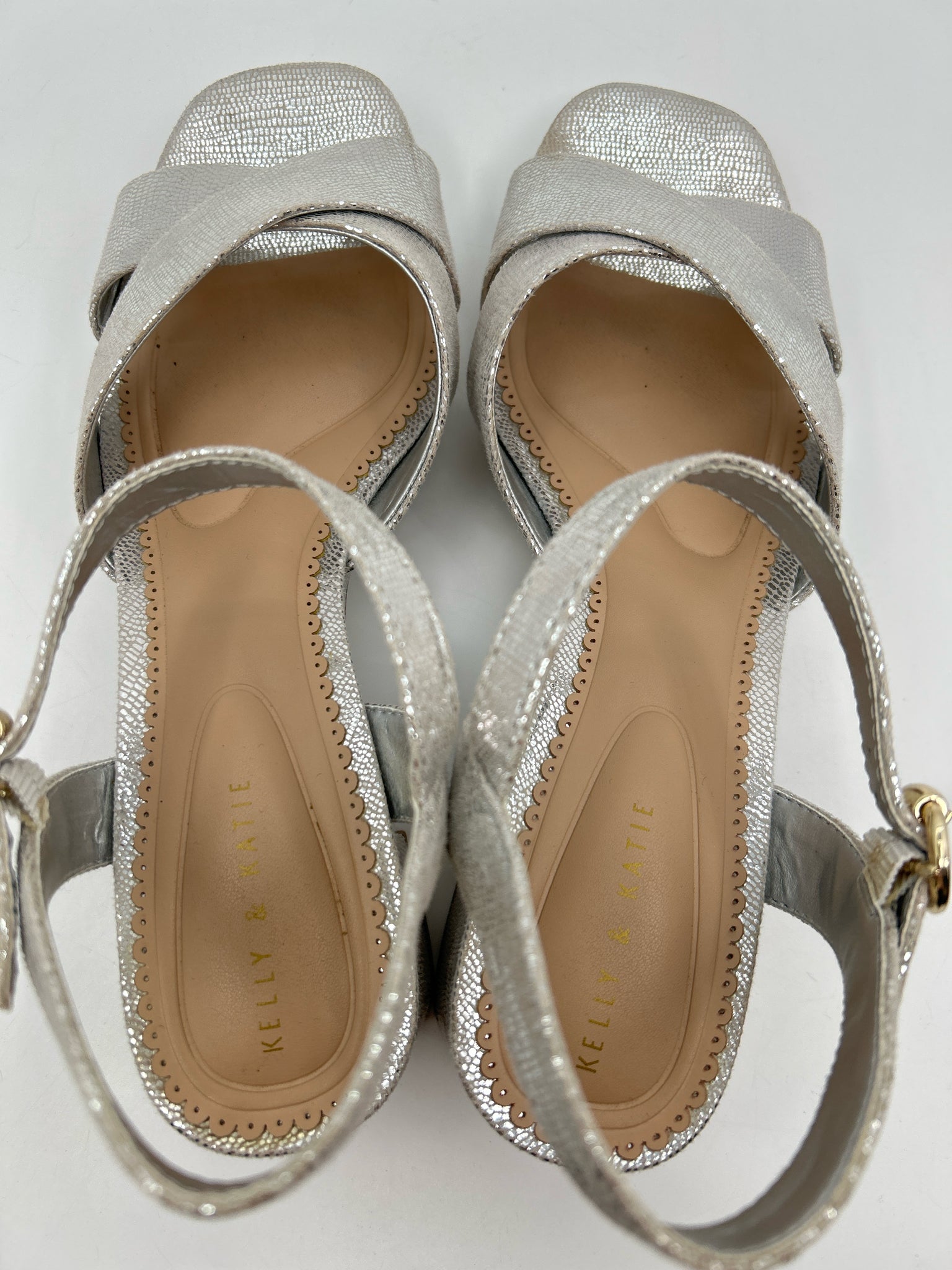 KELLY & KATIE Size 8.5M Silver Women Sandal