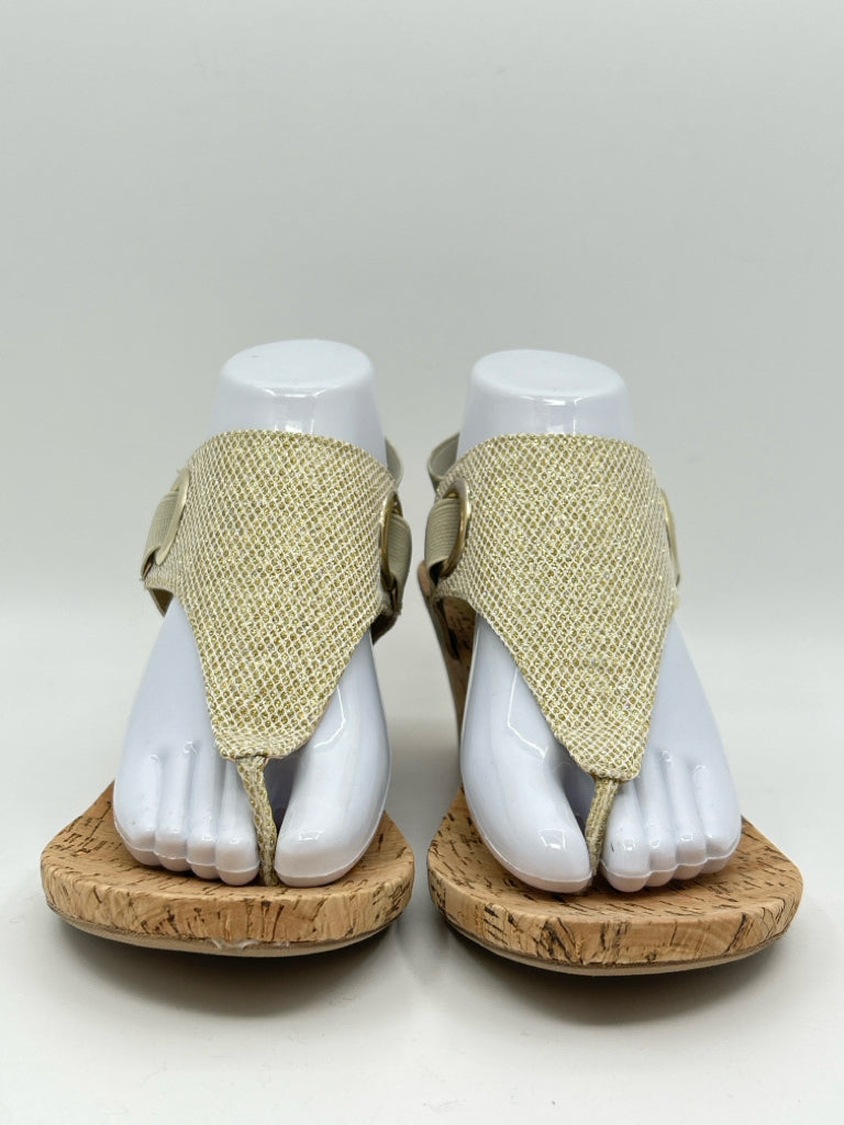 WHITE MOUNTAIN Size 10M Gold Sandal