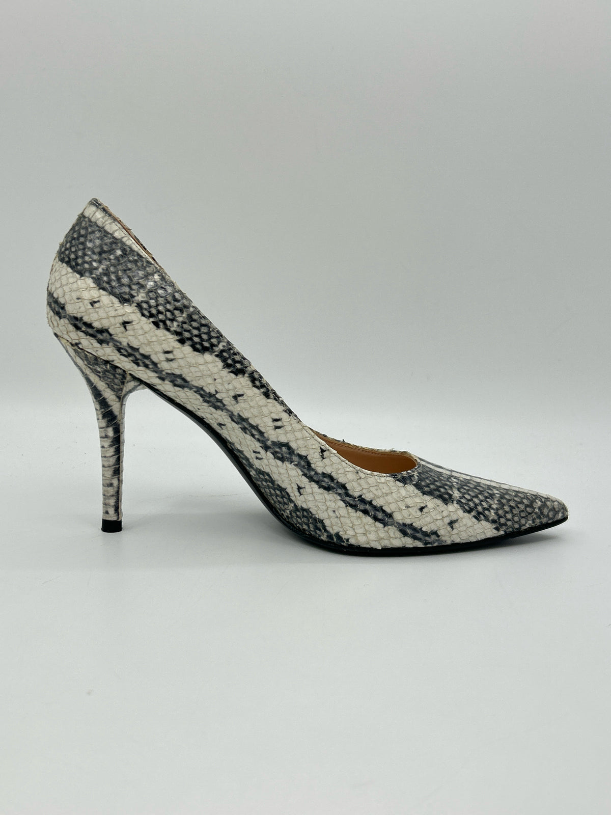 STUART WEITZMAN Size 9M Black and White Women Pumps