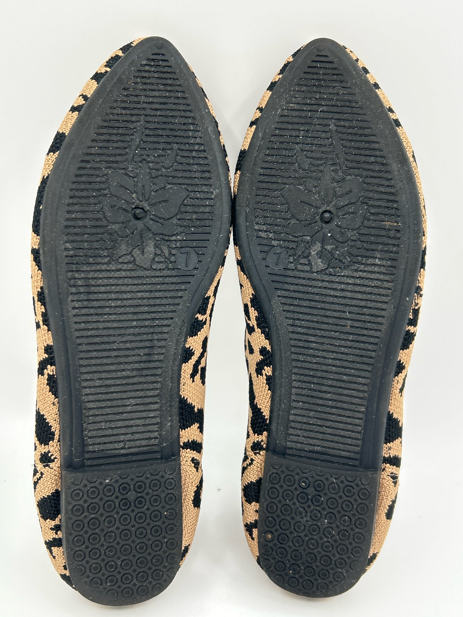 TAHARI Size 7 Tan and Black Women Flats