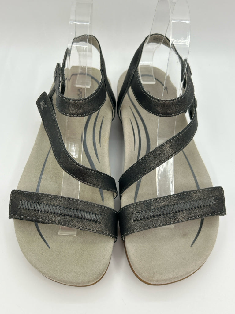 AETREX Size 5.5/6 Pewter Women's Sandal