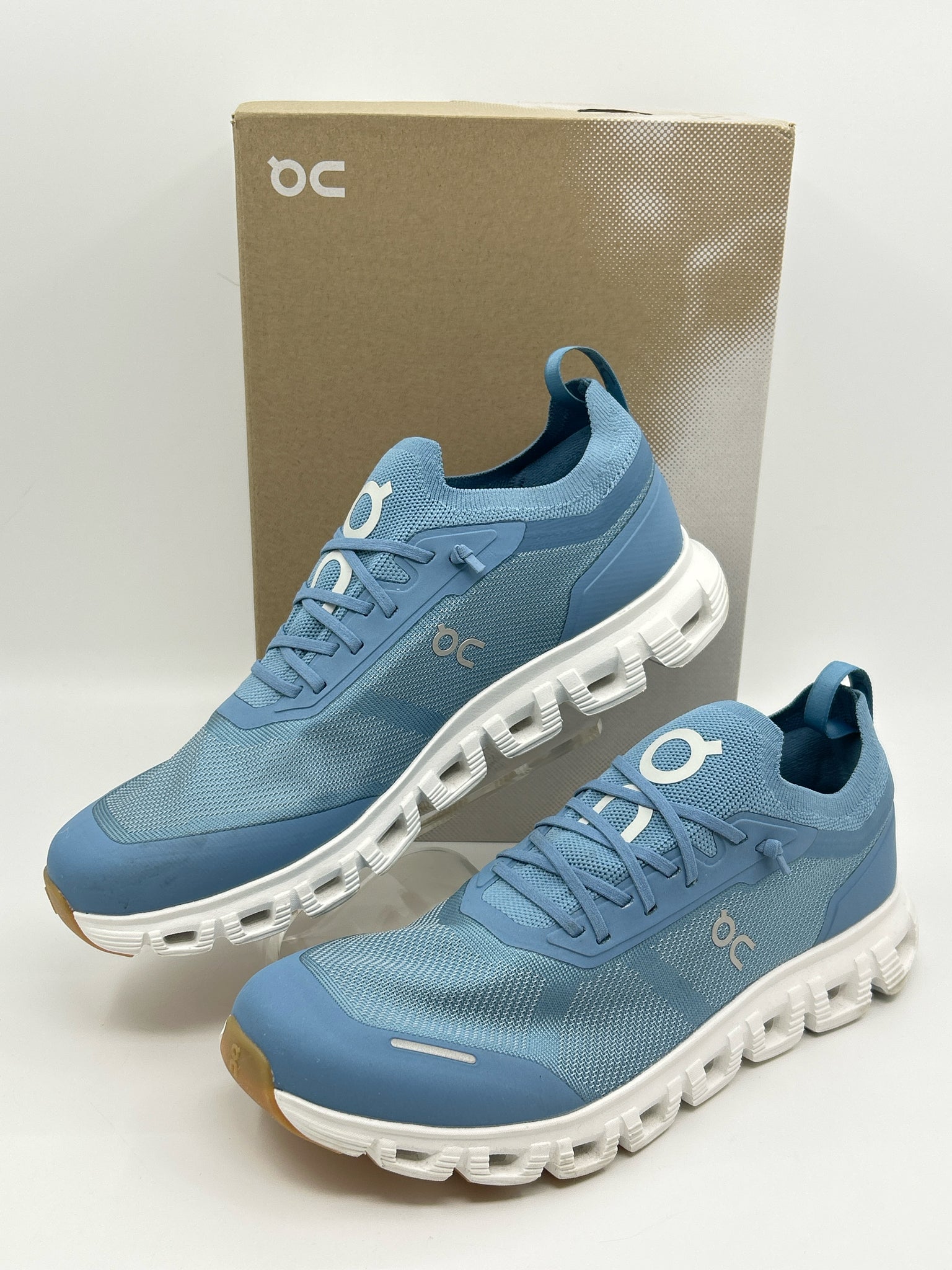 ON CLOUD Size 10.5 blue and white Women Sneakers