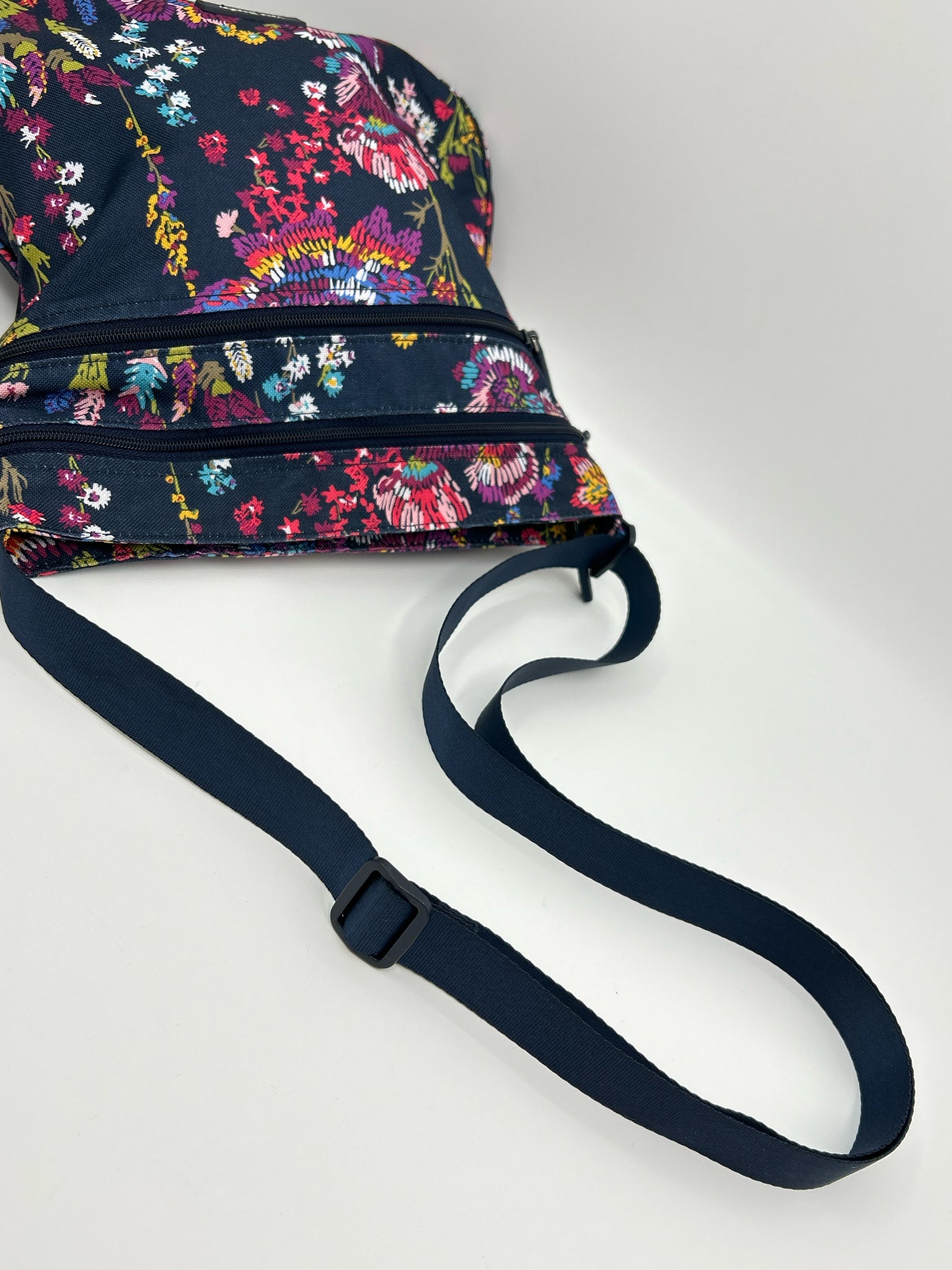 VERA BRADLEY NAVY FLORAL Women Purse