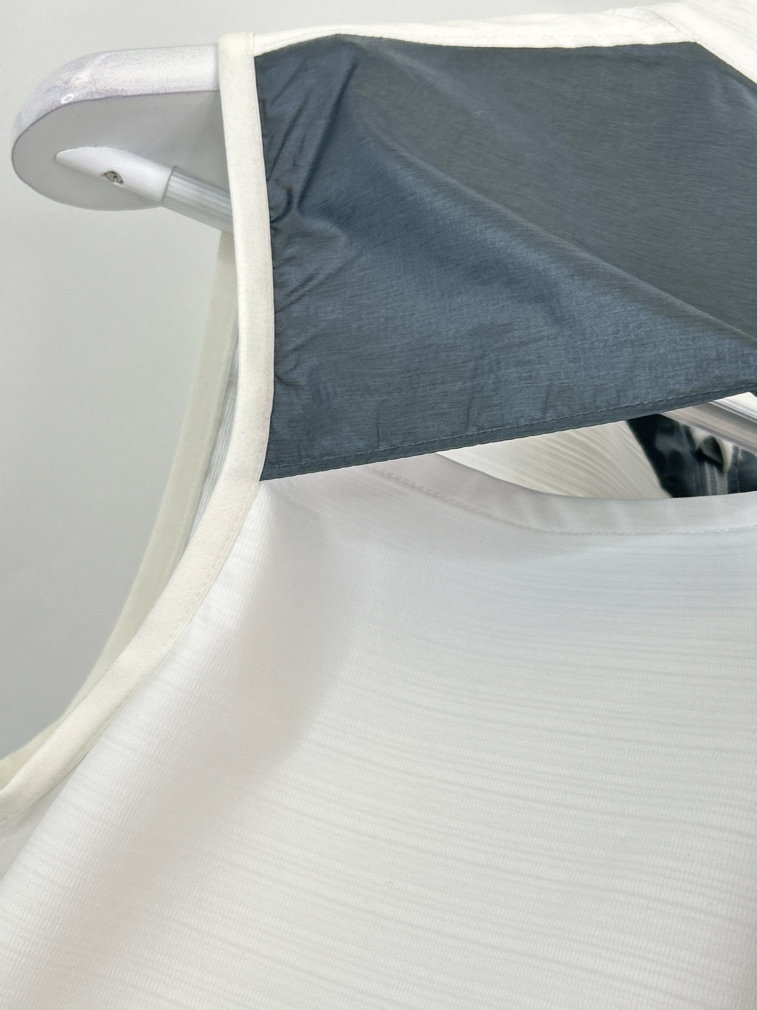 UNDER ARMOUR Size M White Women Vest