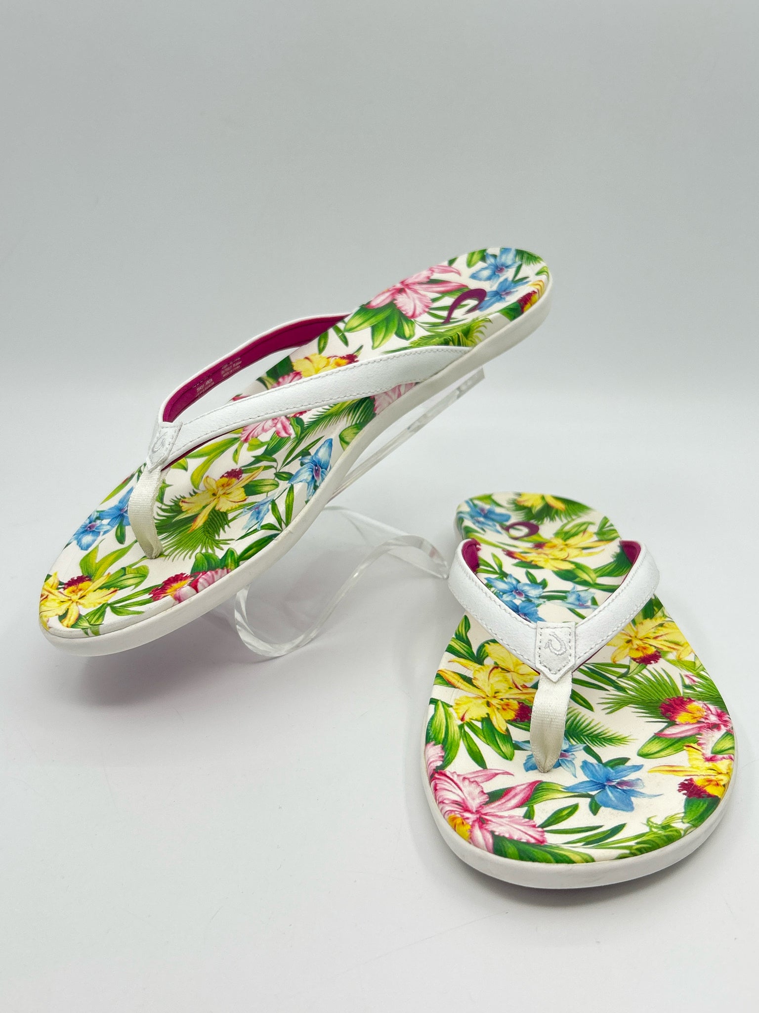 OLUKAI Size 9 FLORAL PRINT Women Flip flops