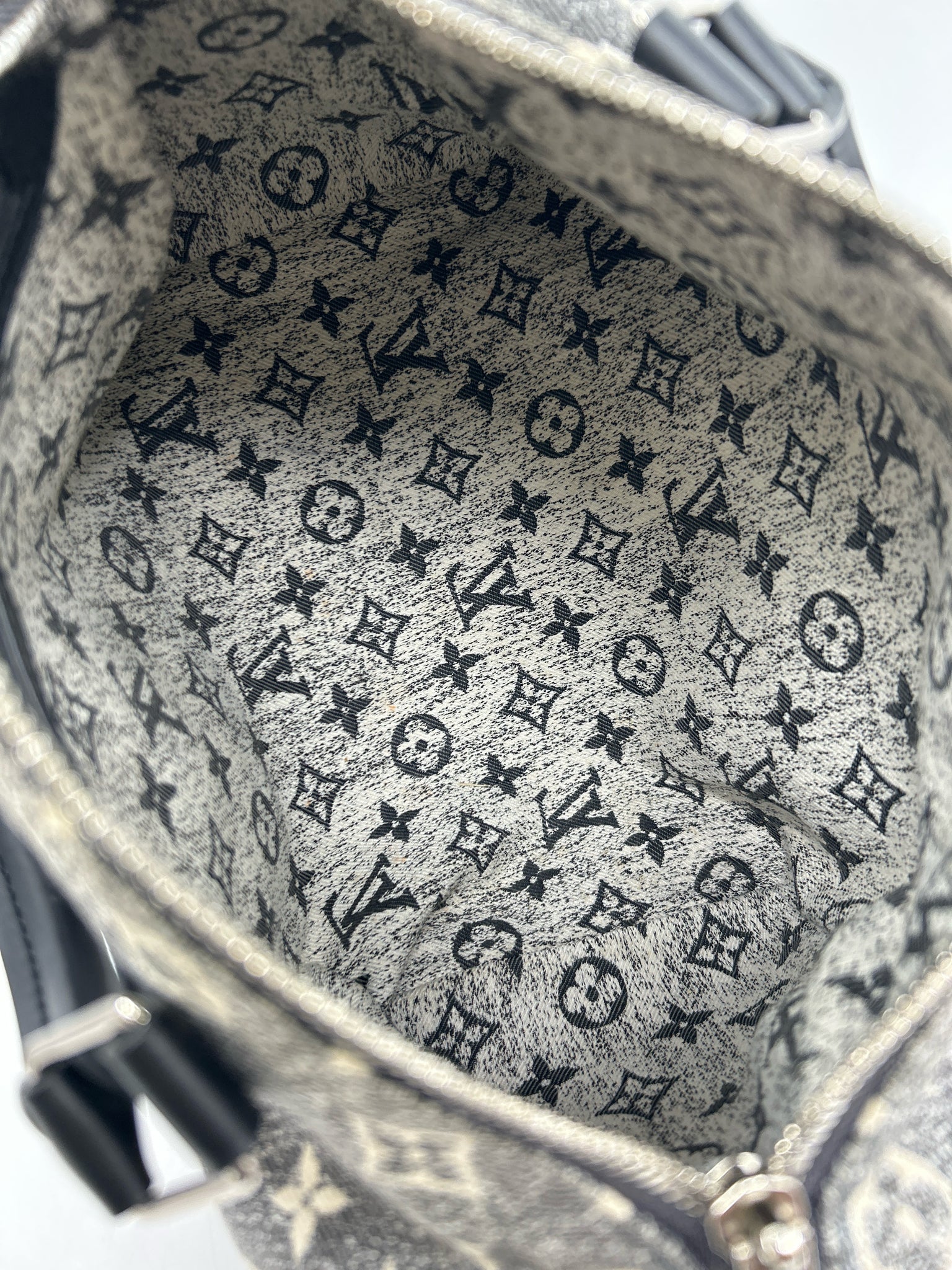 LOUIS VUITTON Black and White Women Purse
