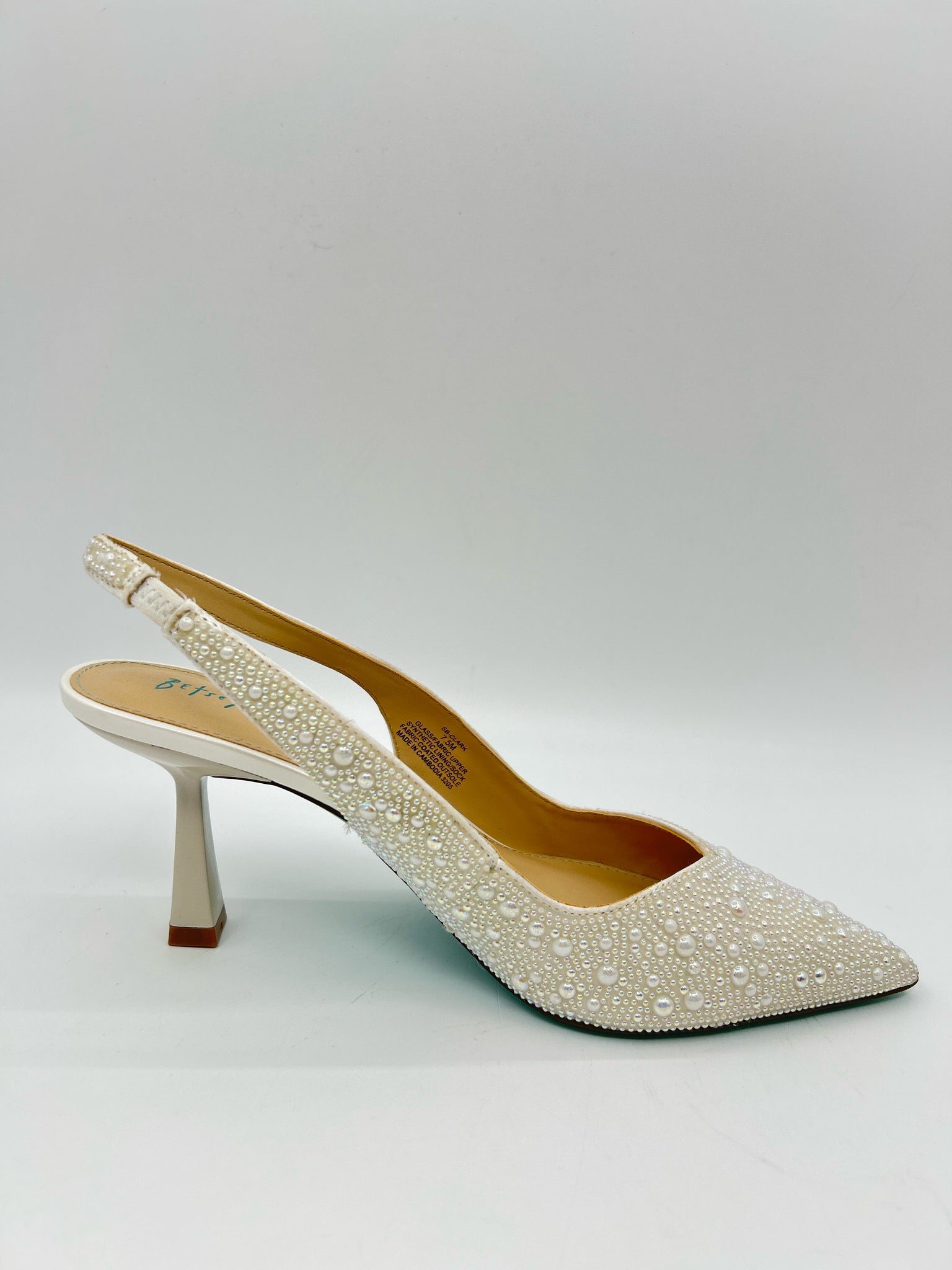 BETSEY JOHNSON NIB Size 7.5M Ivory Women Pumps