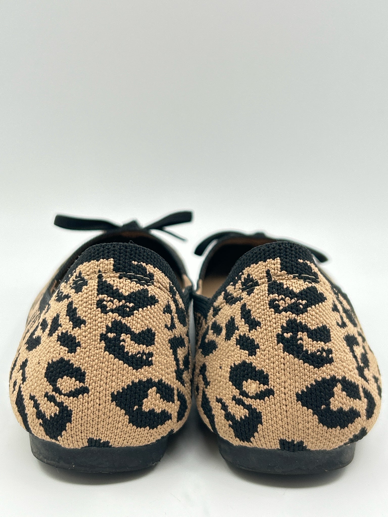 TAHARI Size 7 Tan and Black Women Flats