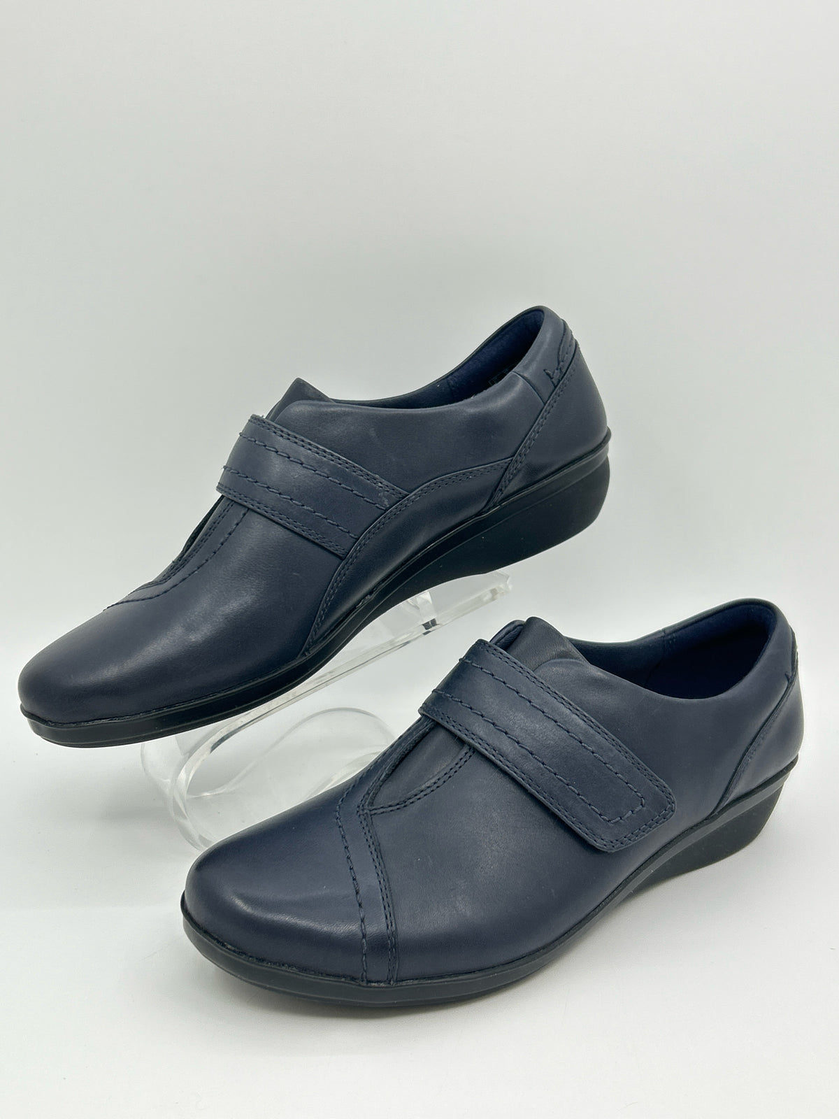CLARKS COLLECTION NWOB Size 7 Navy Women Shoes