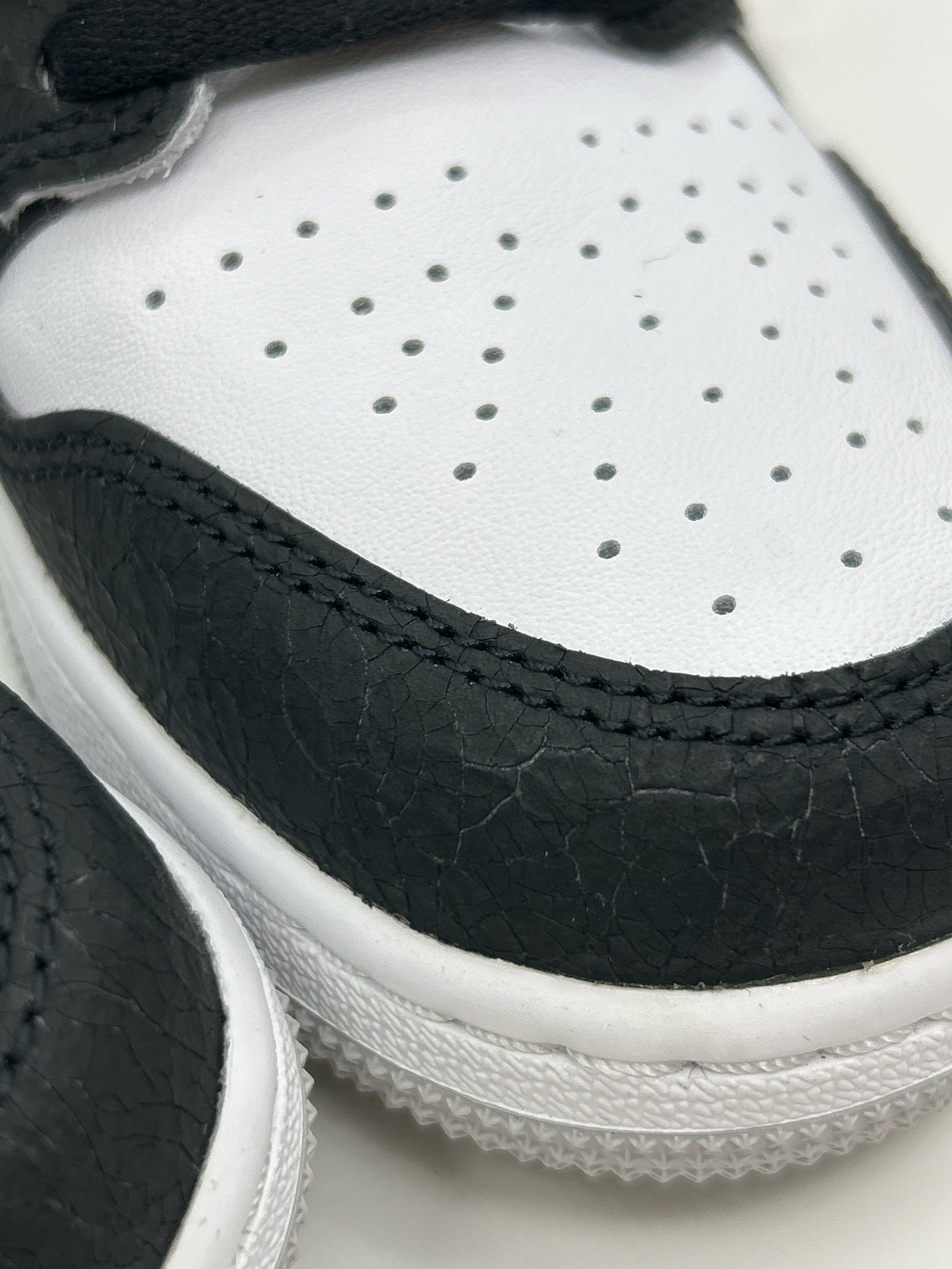 NIKE Size 8 White and Black Women Sneakers NIB