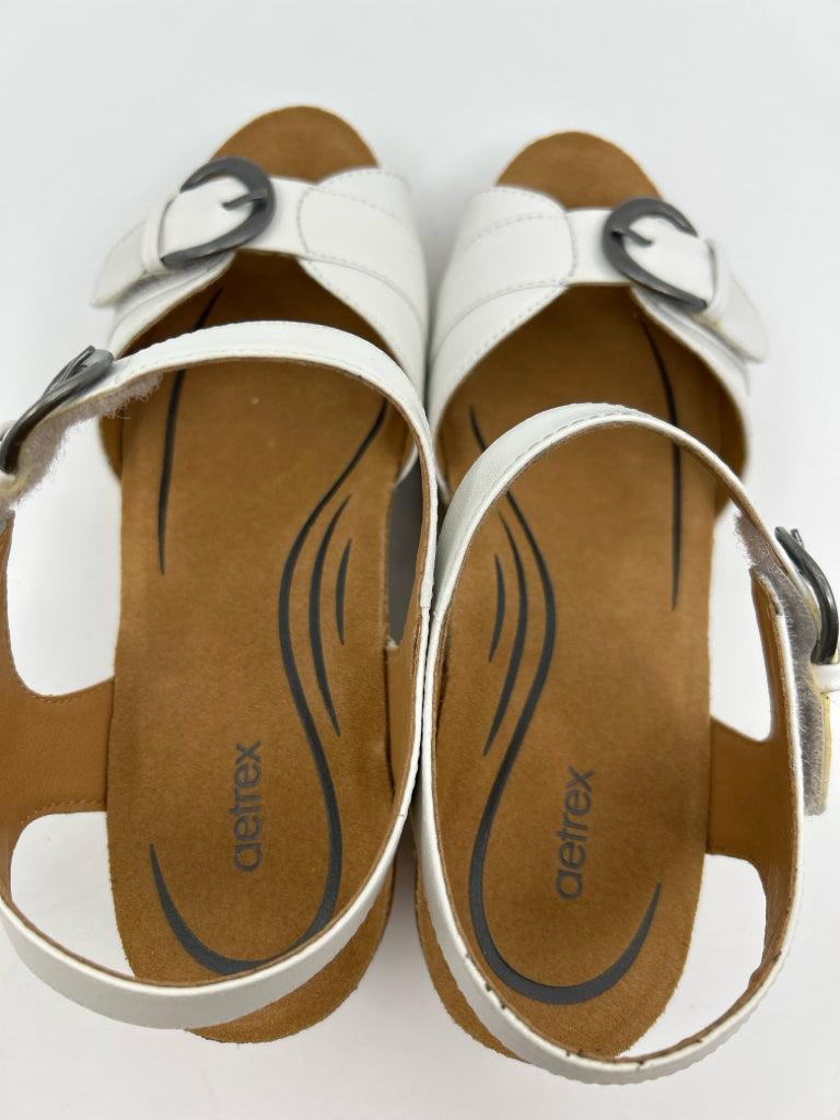 AETREX Size 9/9.5 White Women's Sandal