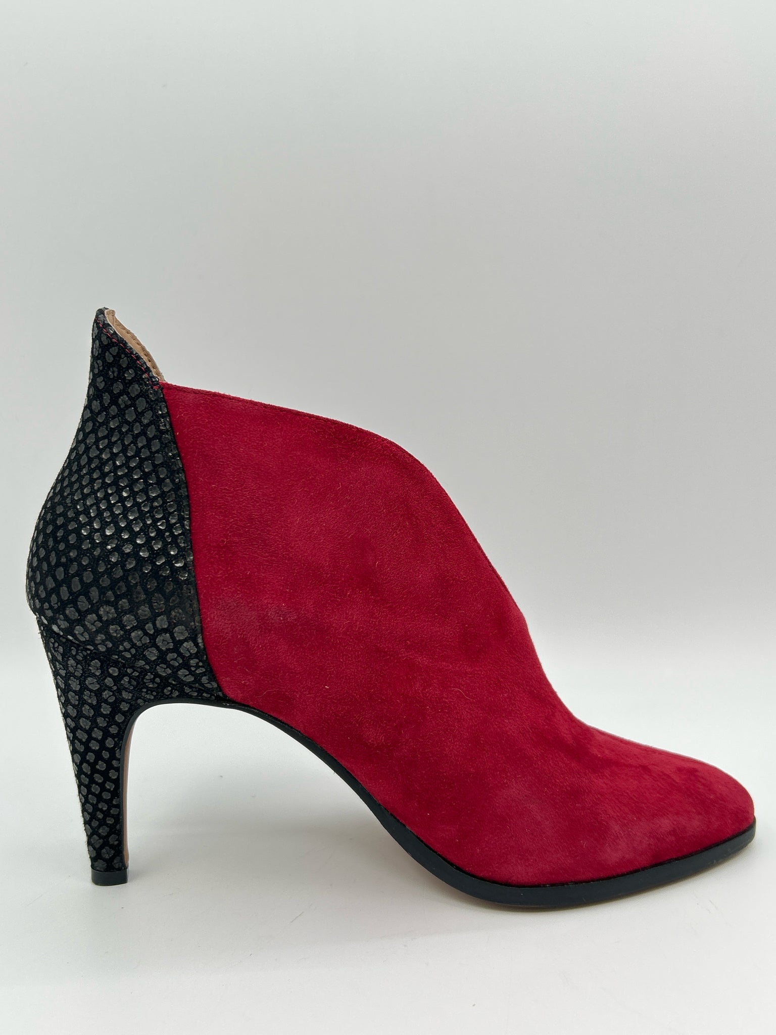 LINEA PAOLO Size 8.5M Red and Black Women Booties
