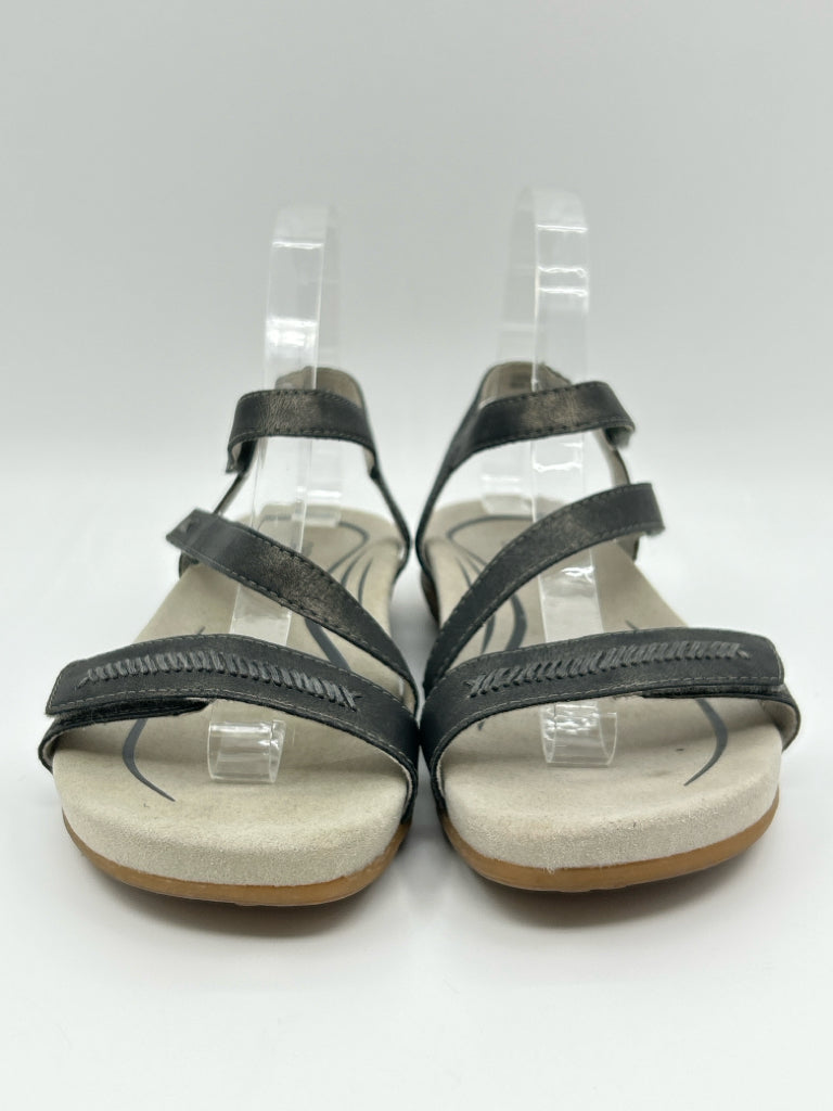 AETREX Size 5.5/6 Pewter Women's Sandal