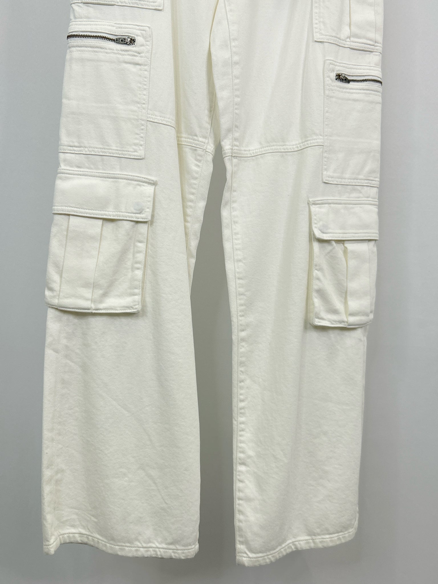 ALICE + OLIVIA NWT Size 6/28 white denim Women jeans