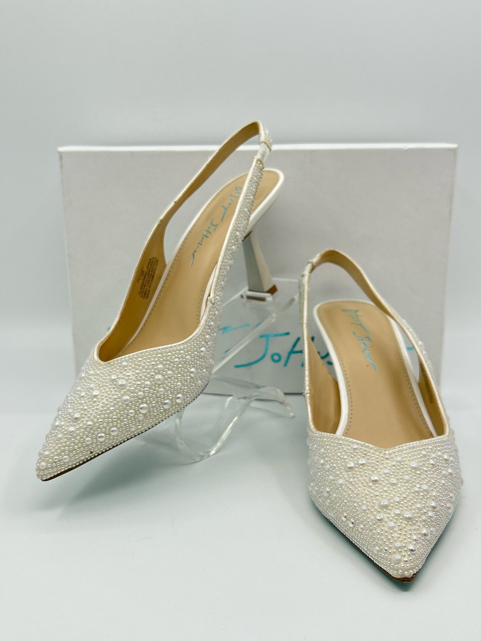 BETSEY JOHNSON NIB Size 7.5M Ivory Women Pumps