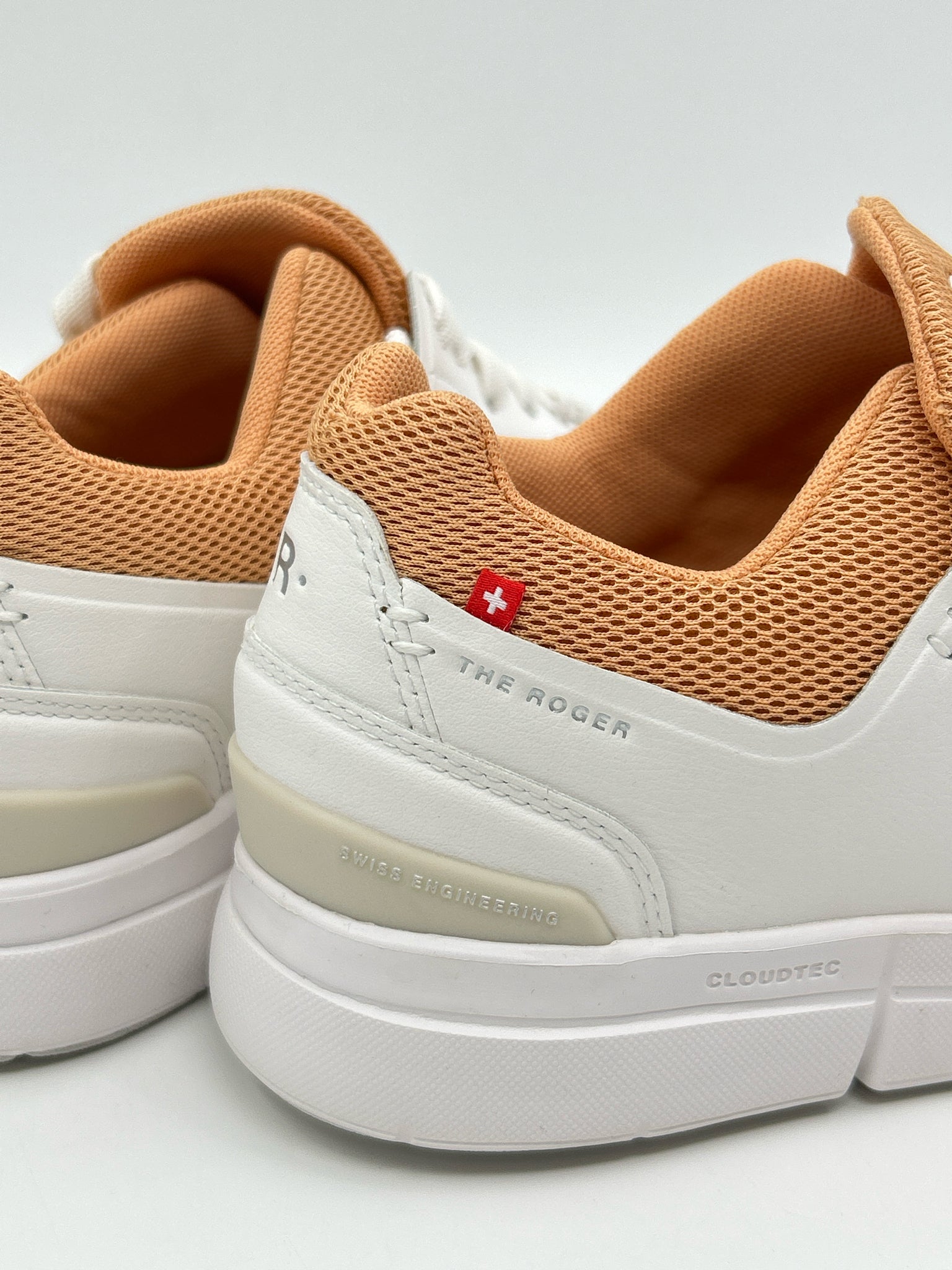 ON CLOUD Size 8 White Women Sneakers