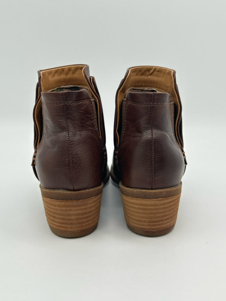 b.o.c. Size 6.5M Brown Booties