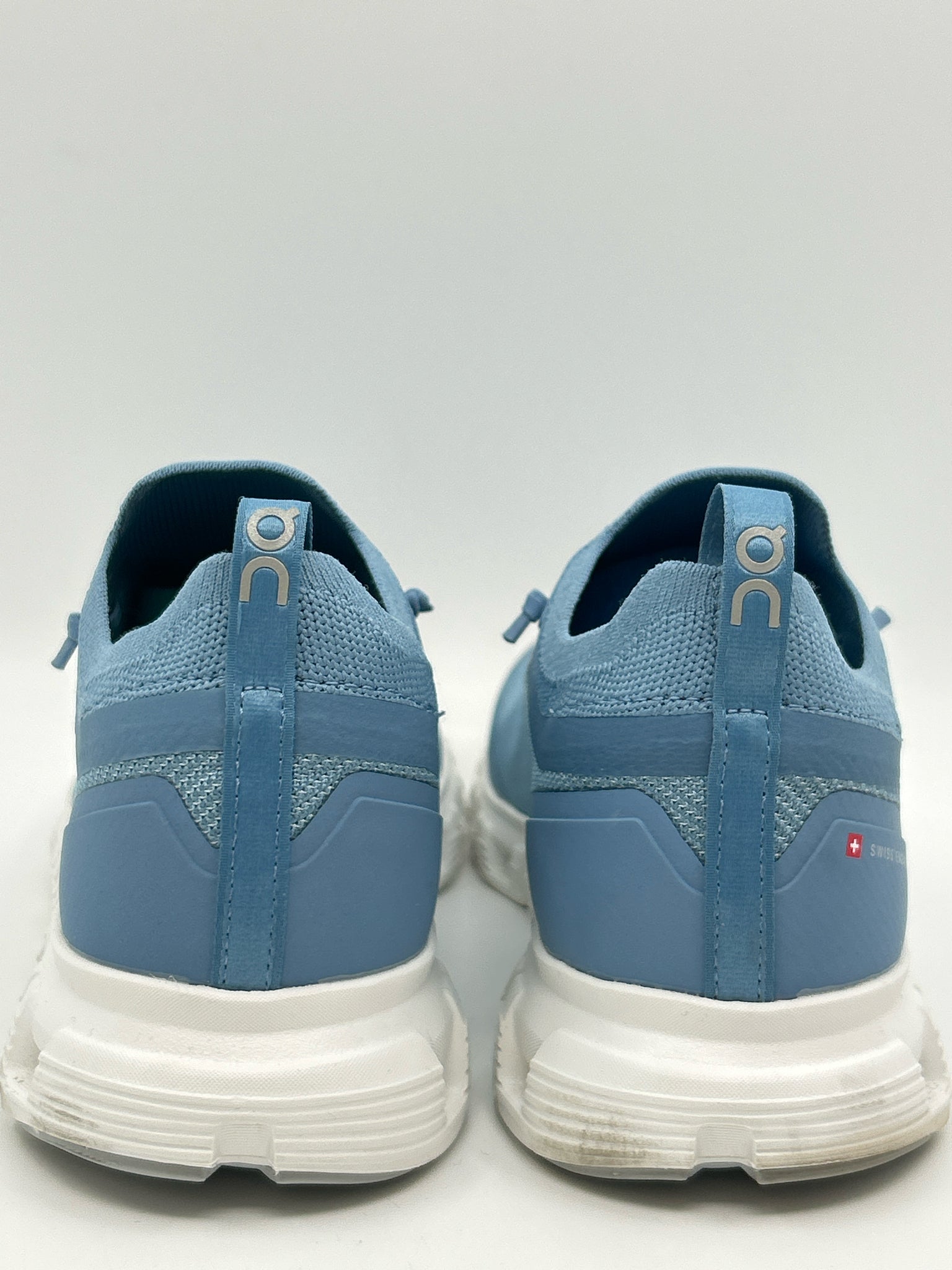 ON CLOUD Size 10.5 blue and white Women Sneakers