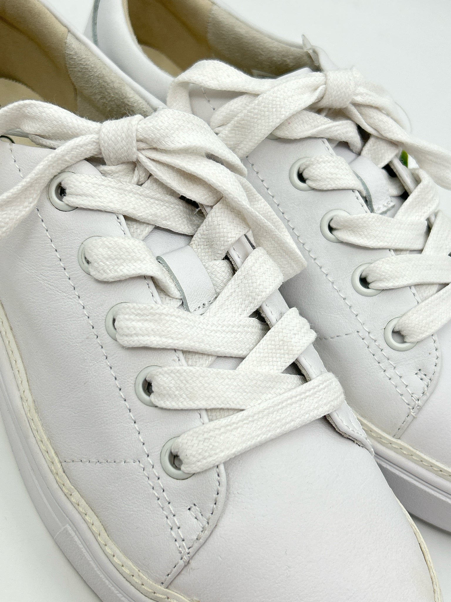 TOMS Size 8.5 White Women Sneakers