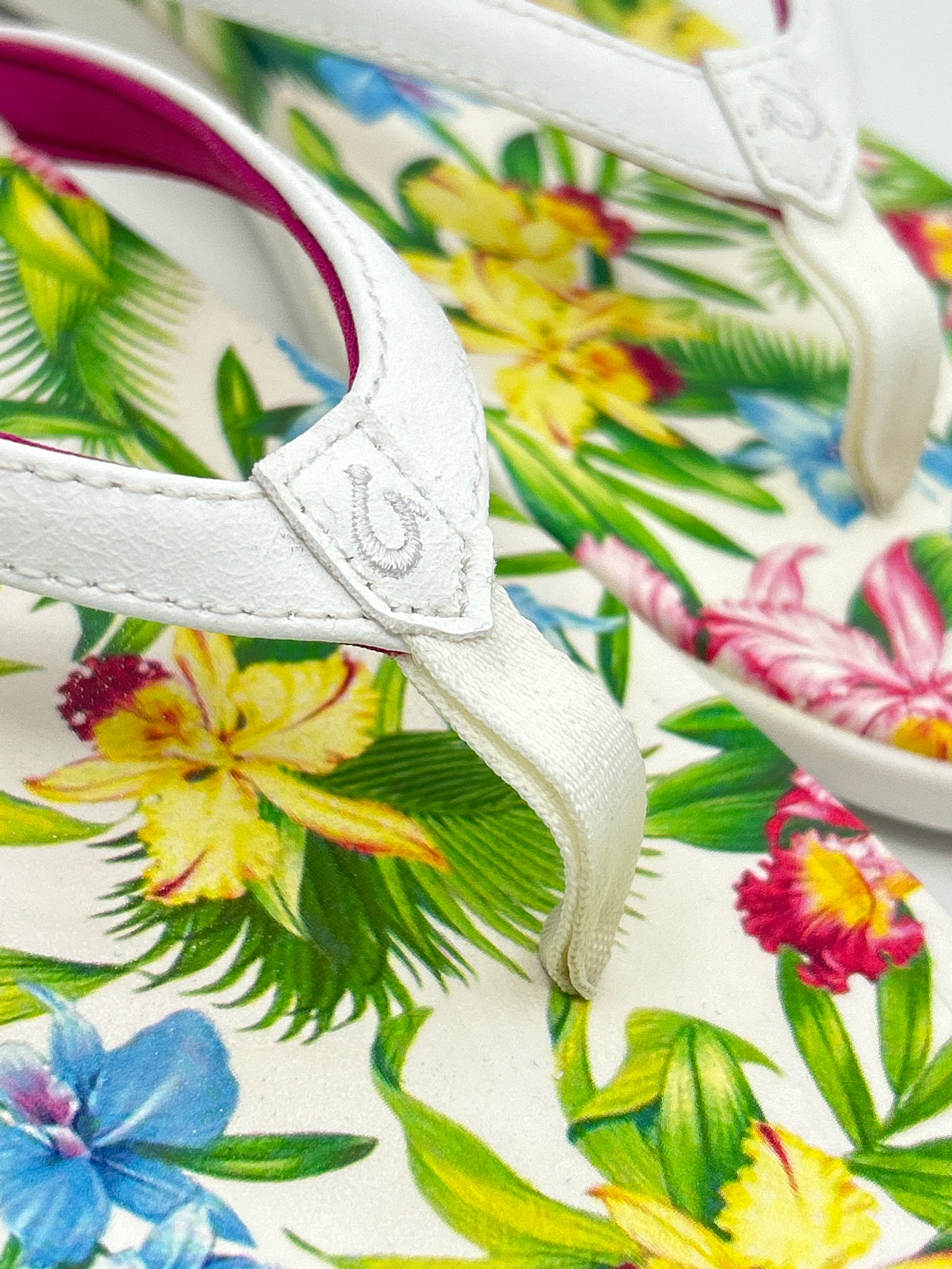 OLUKAI Size 9 FLORAL PRINT Women Flip flops