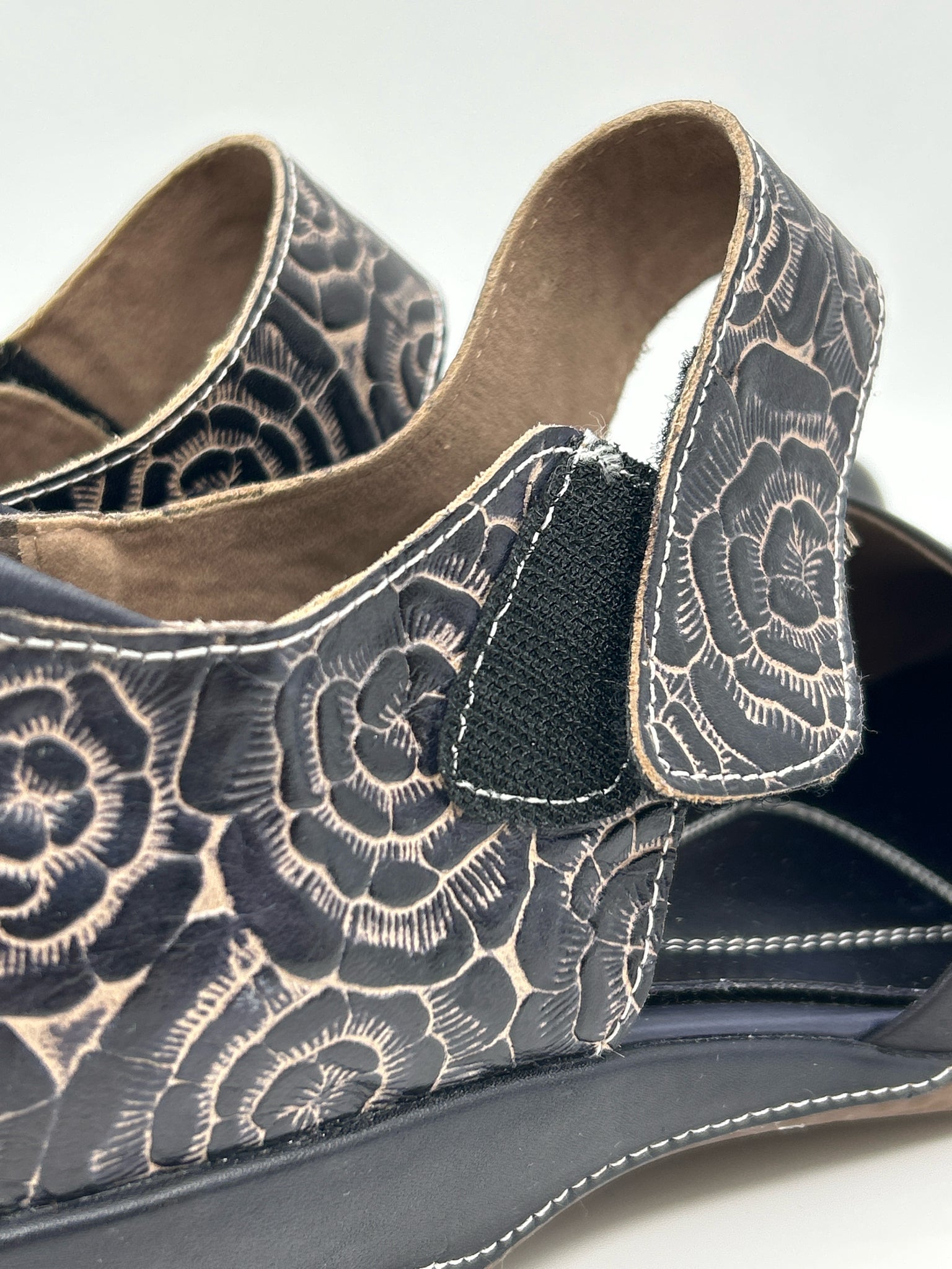 L'ARTISTE Size 9.5/10 BLACK AND TAUPE Women Shoes