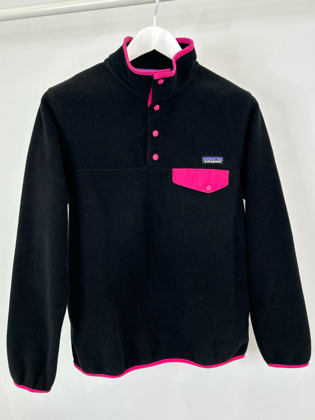 PATAGONIA Size M BLACK AND PINK Women Pullover