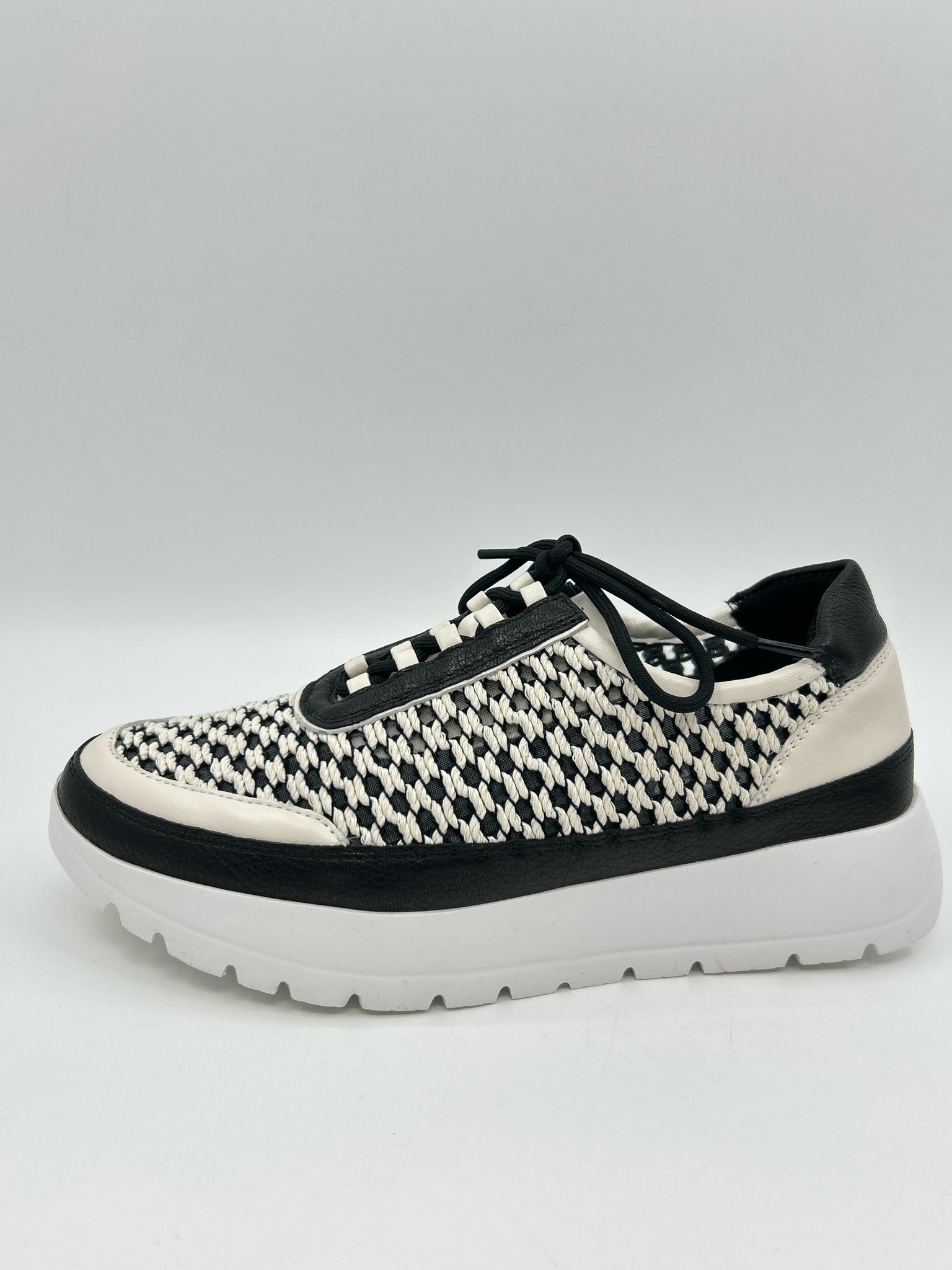 VANELI Size 7N Black & White Women Sneakers
