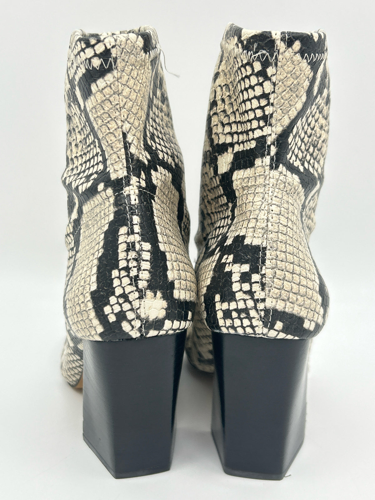 VINCE CAMUTO Size 6M White and black Women Booties