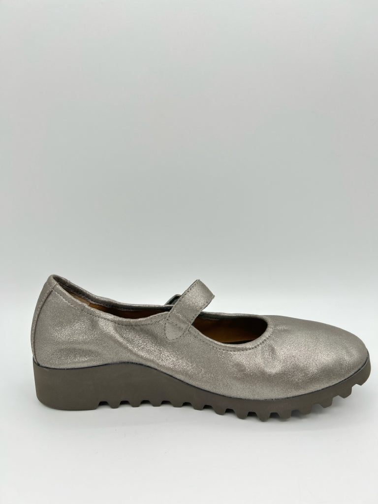 AETREX Size 7.5/8 Silver Women's Shoes