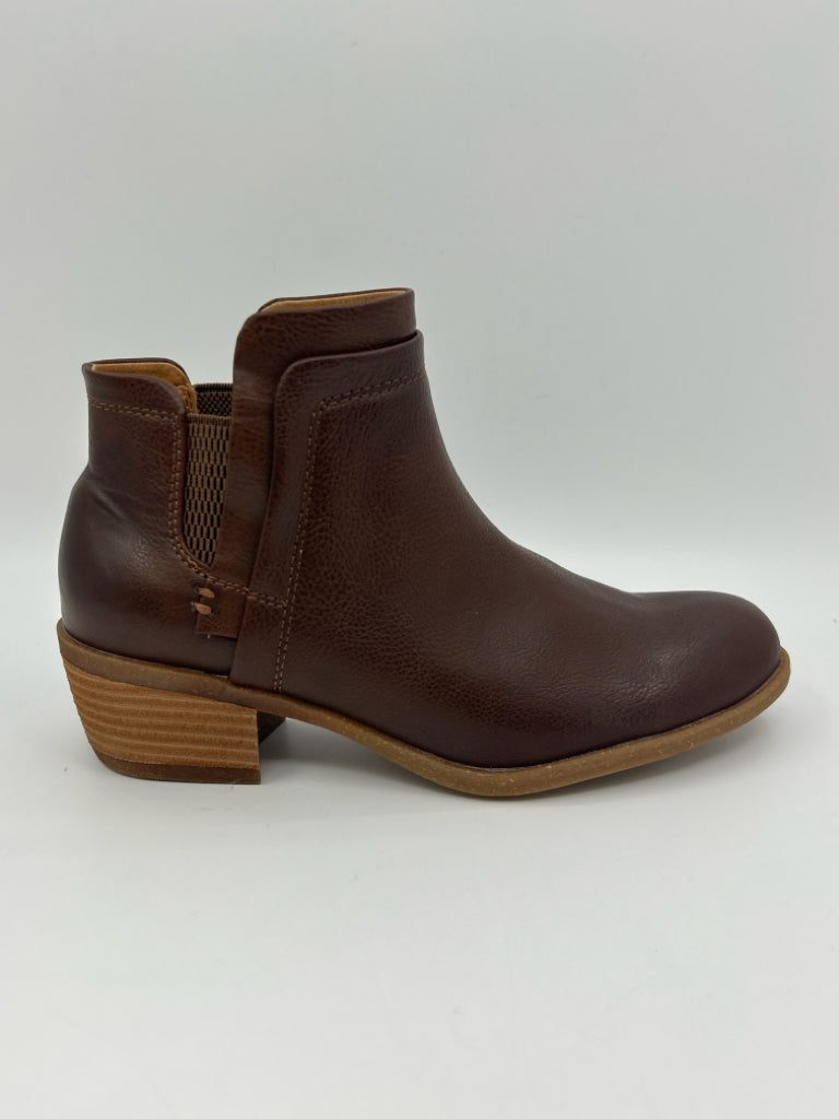 b.o.c. Size 6.5M Brown Booties