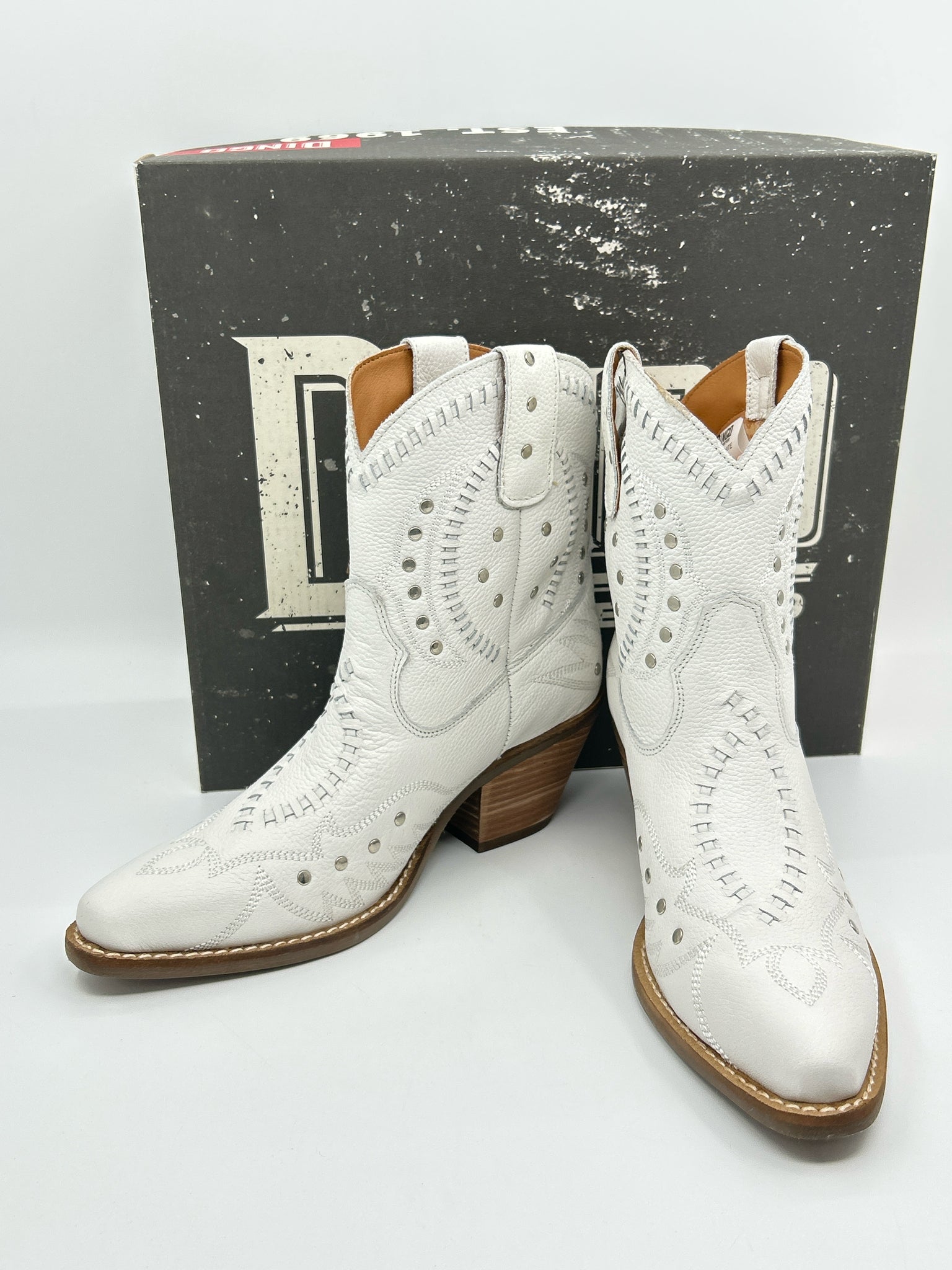 DINGO Size 7.5M White Women Booties