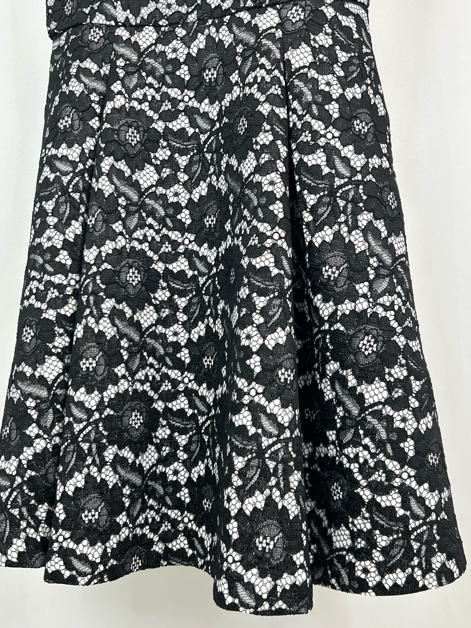 White House Black Market Size 8 Black & White Women Dress