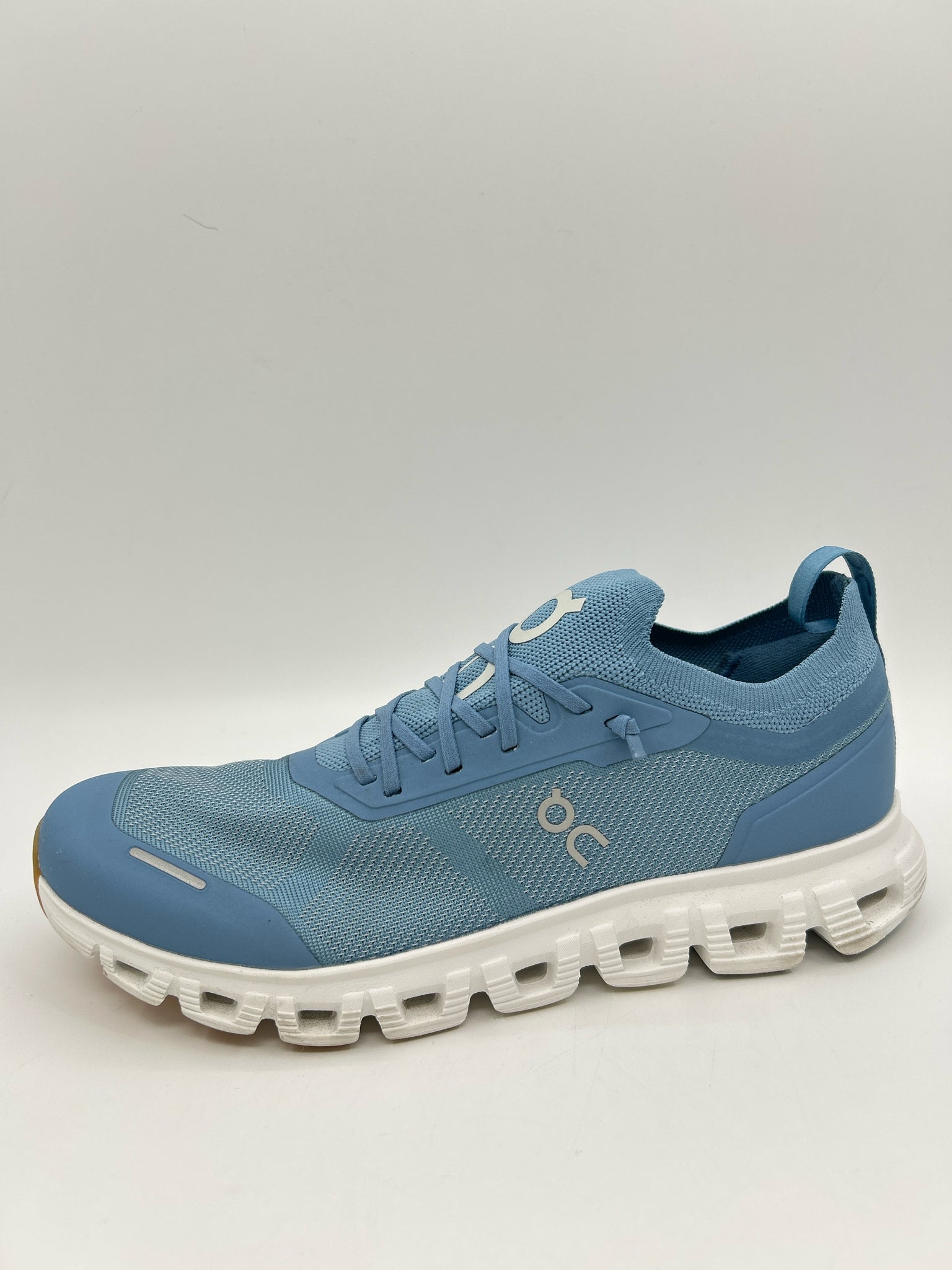 ON CLOUD Size 10.5 blue and white Women Sneakers