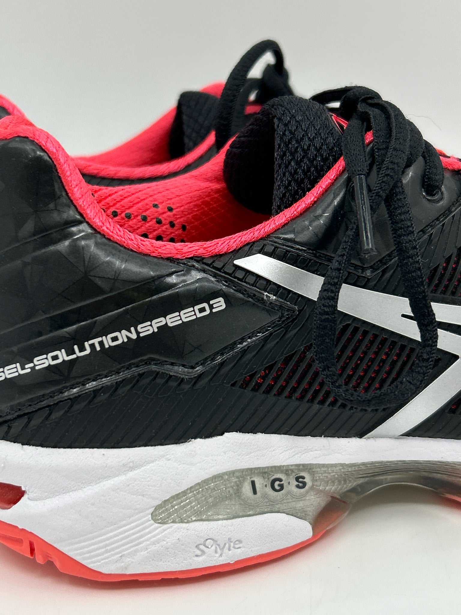 ASICS Size 7 black & pink Women Sneakers