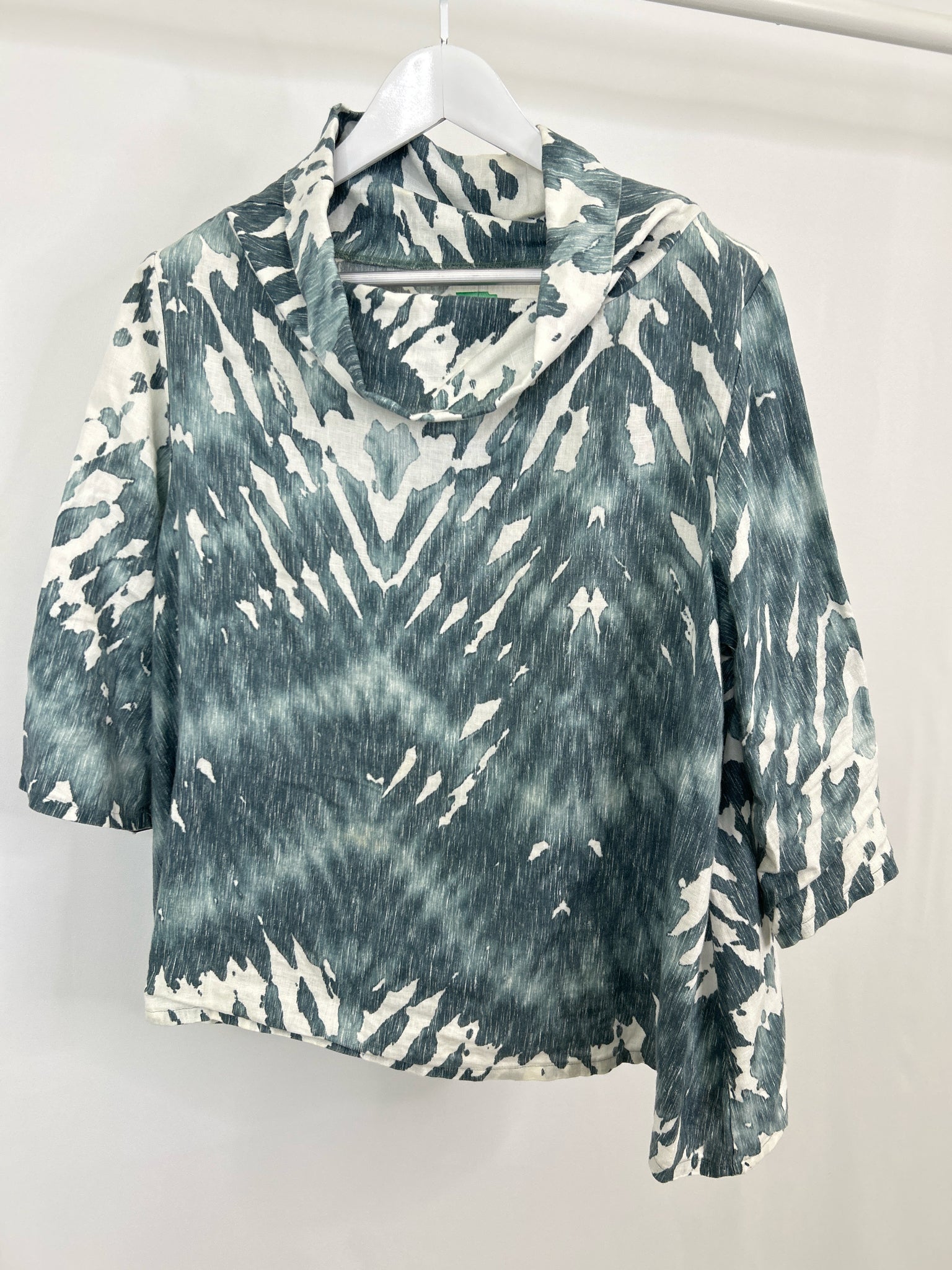 BRYN WALKER Size M BLUE & WHITE Women Top