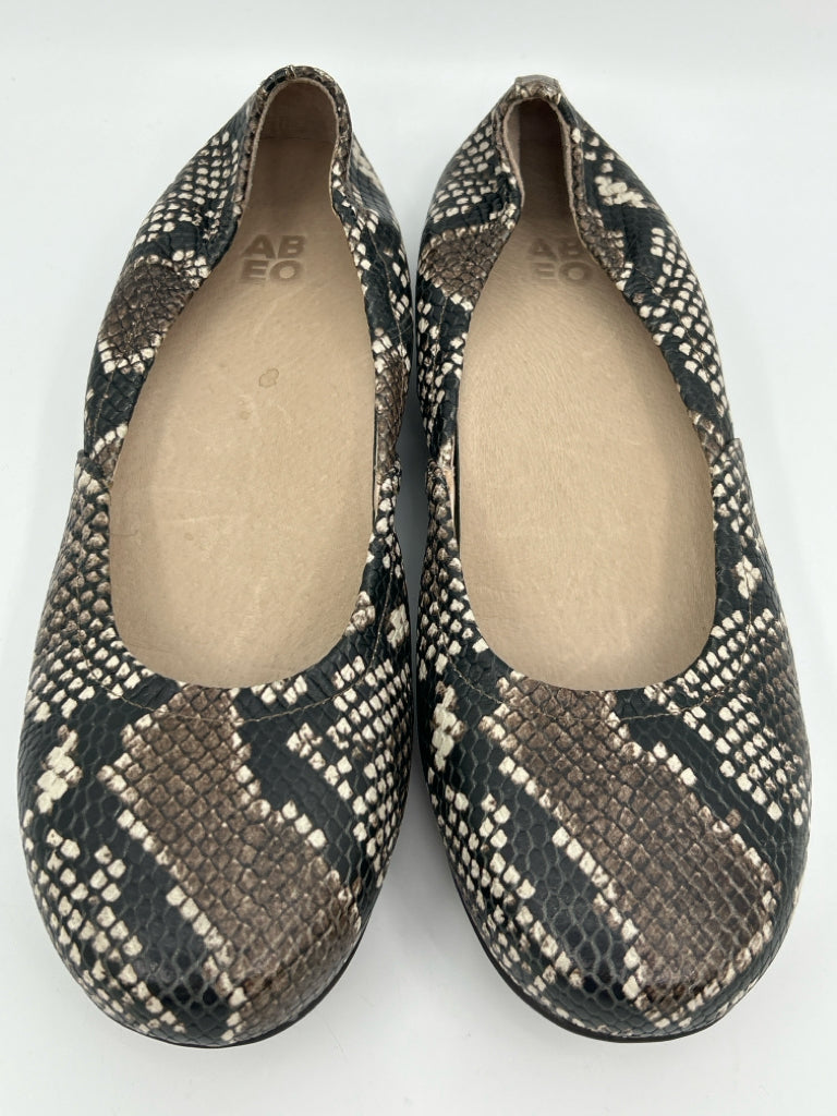 ABEO Women Size 9.5 Brown Print Flats