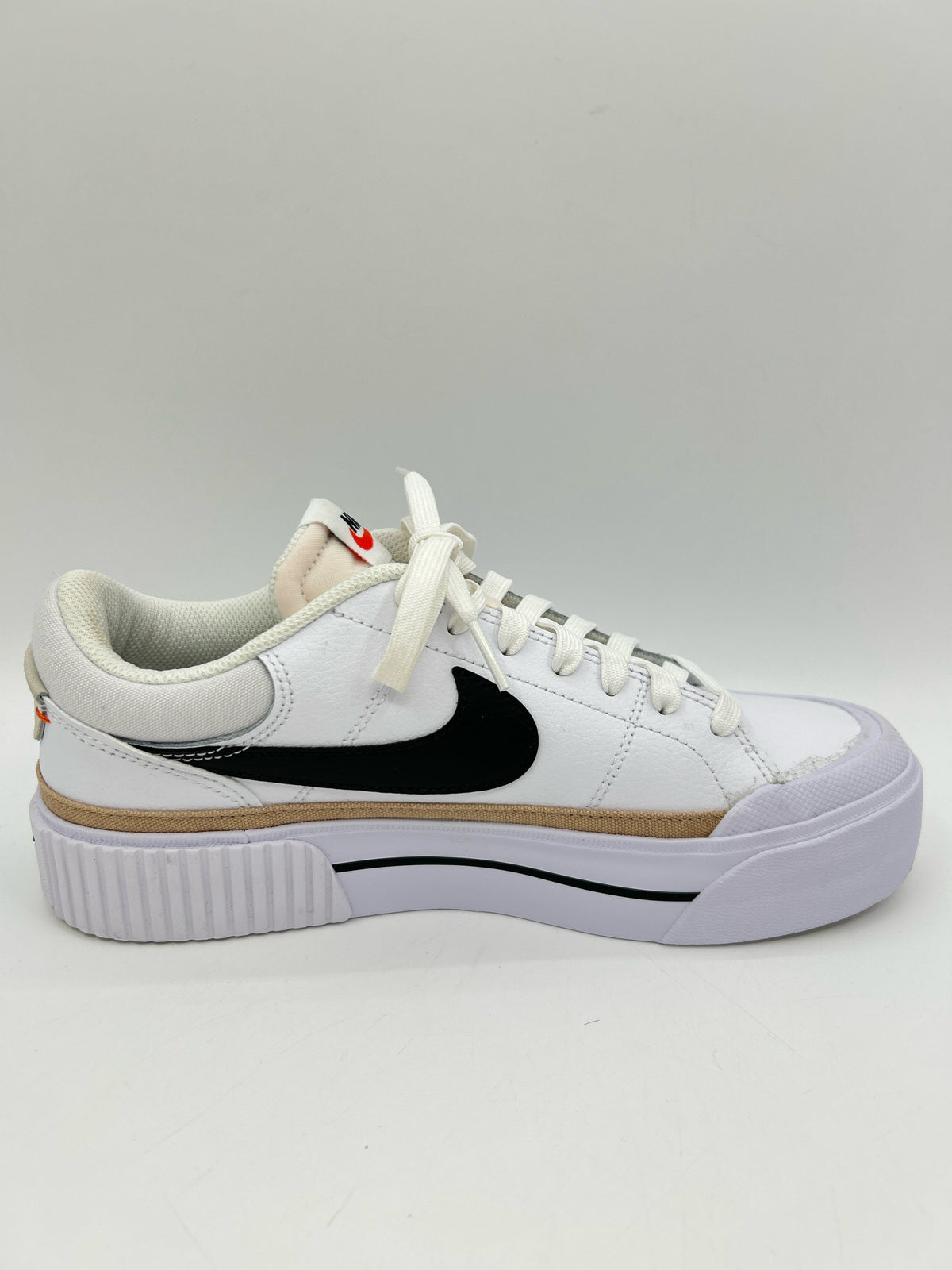NIKE Size 8 White and black Women Sneakers