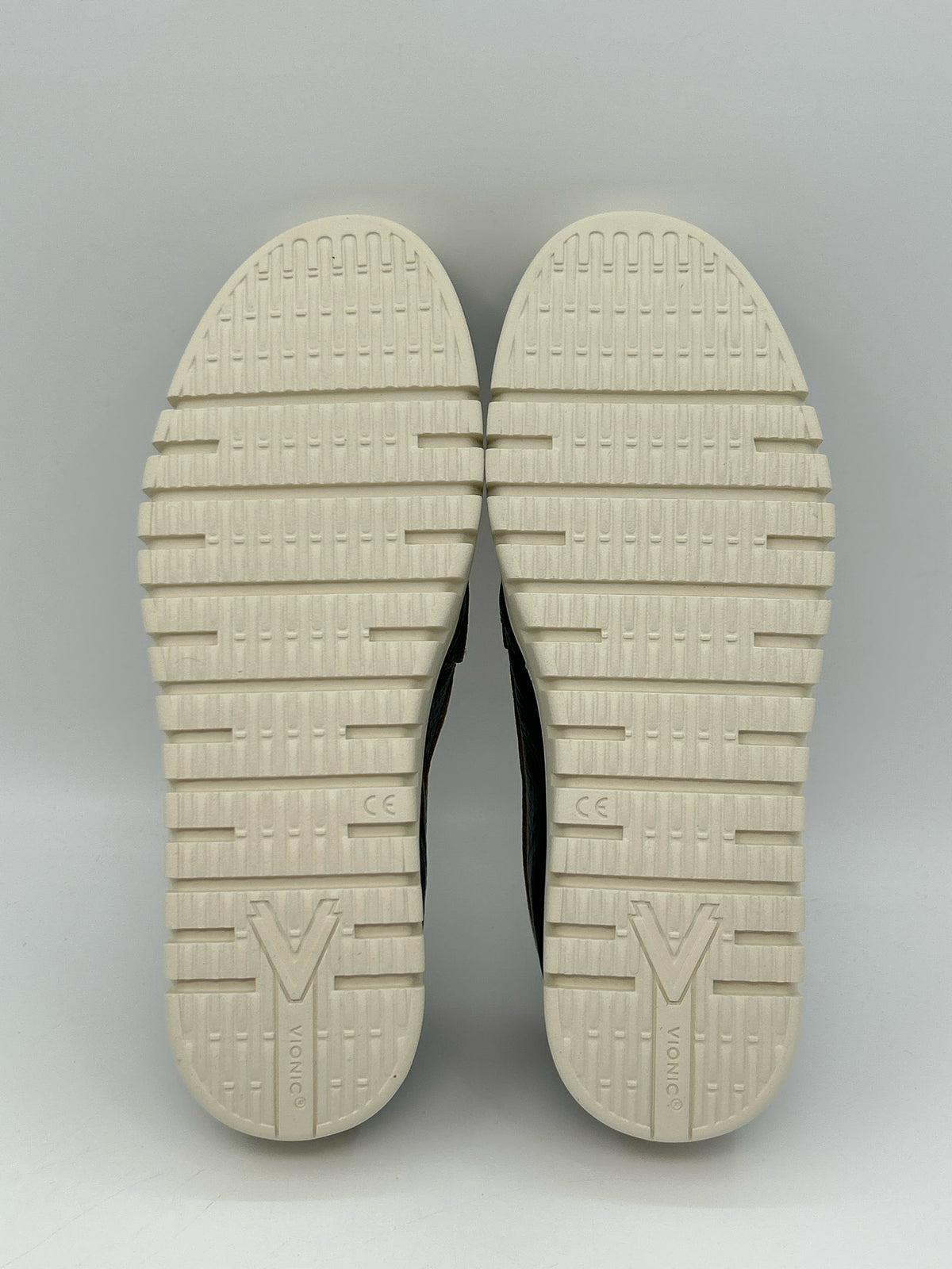 VIONIC Size 8.5M CREAM AND BLACK Women Loafer