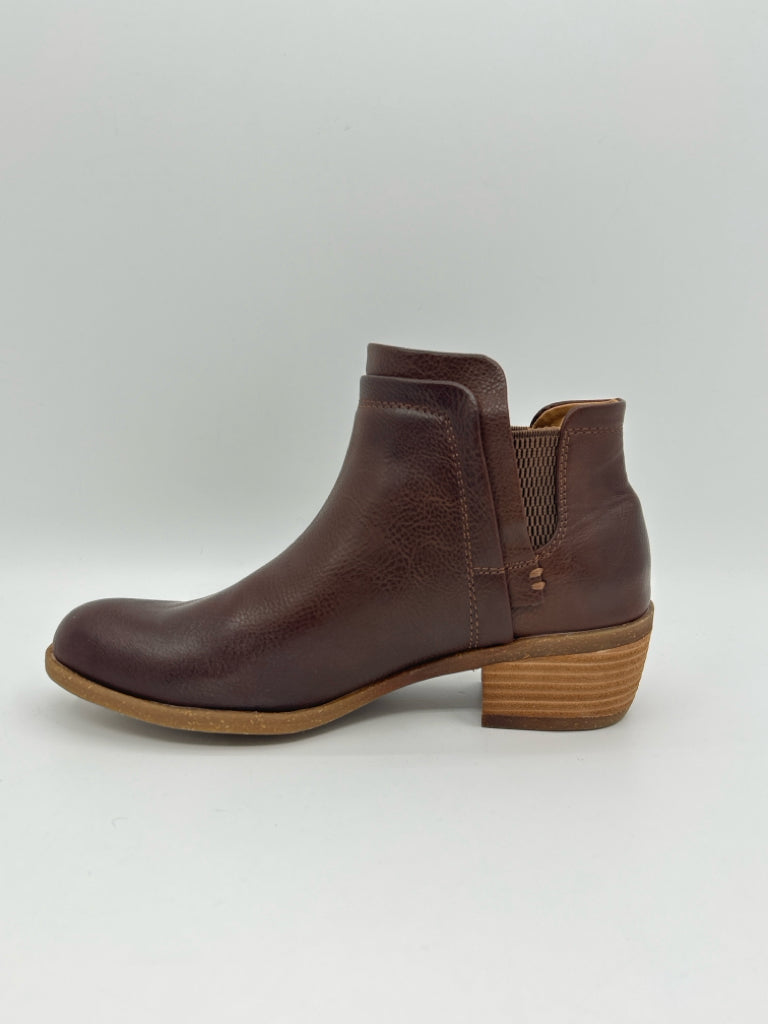 b.o.c. Size 6.5M Brown Booties