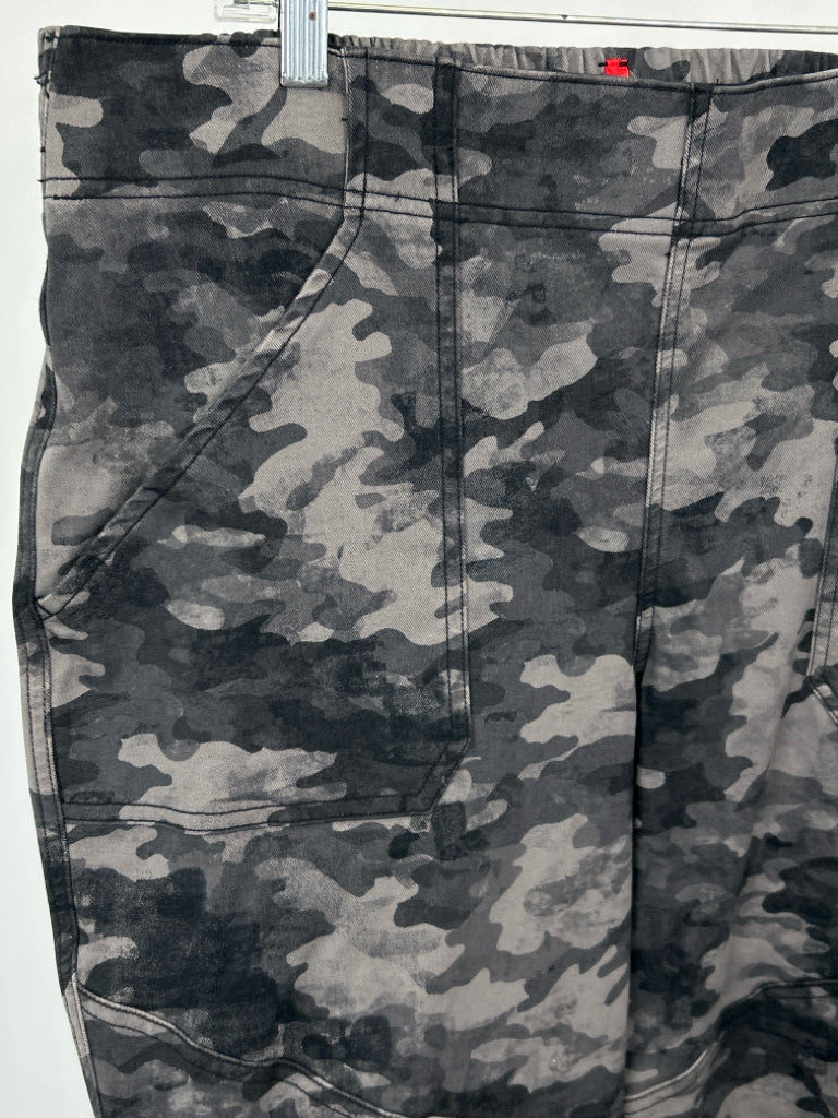 SPANX Women Size 2X Grey Camo Pants