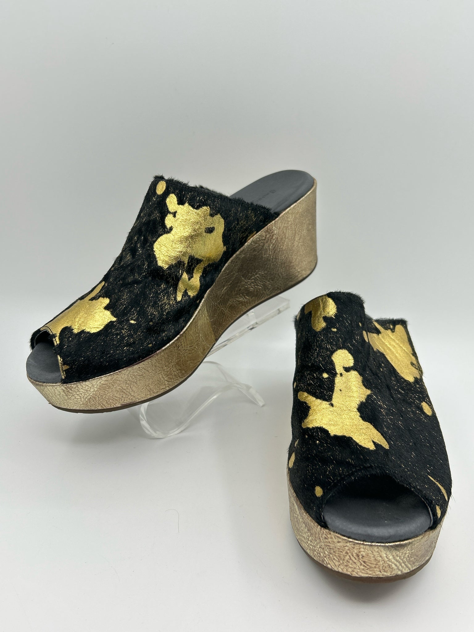 CHOCOLAT BLU Size 11M BLACK AND GOLD Women Sandal
