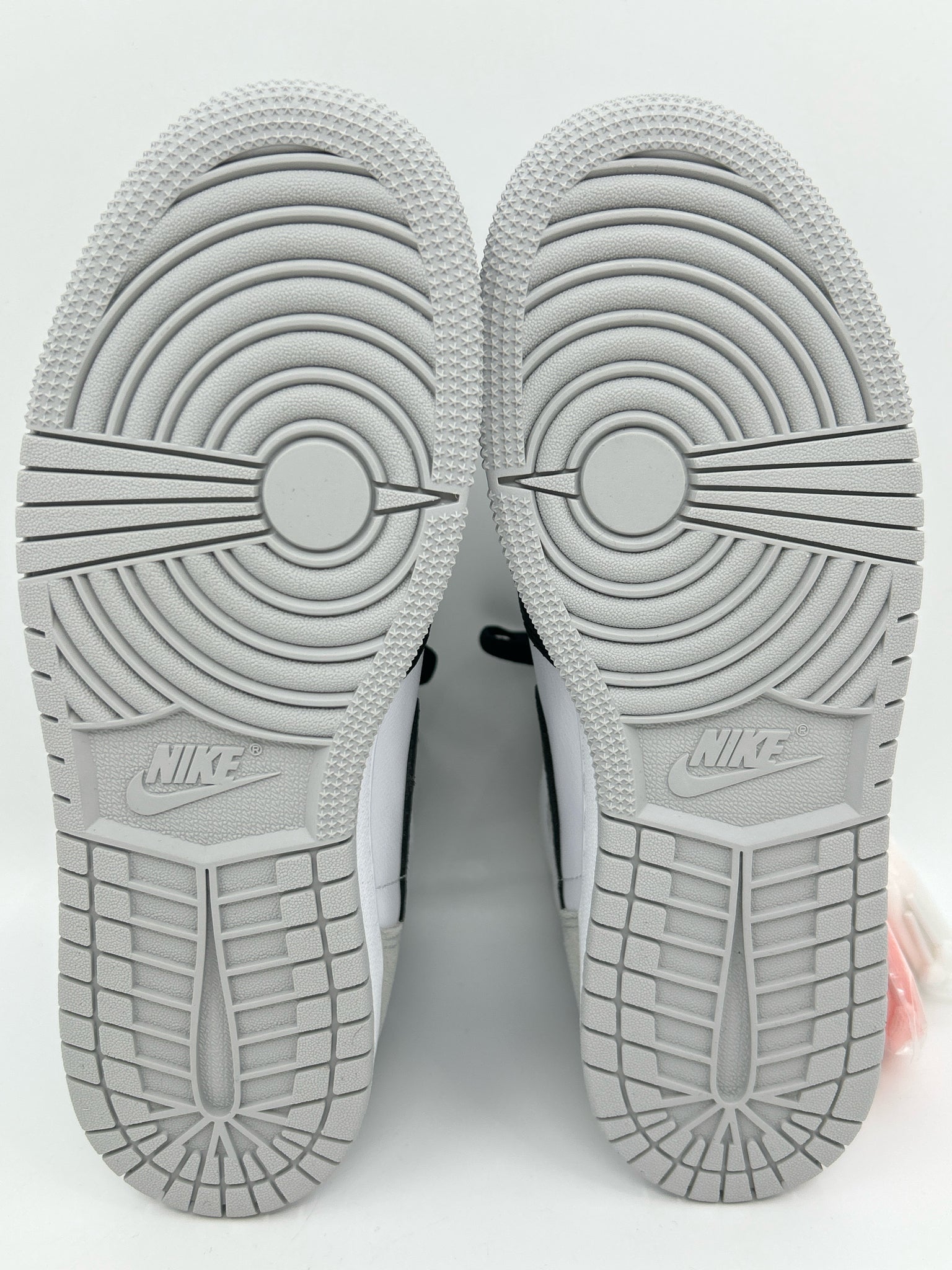 NIKE Size 8 White and Black Women Sneakers NIB