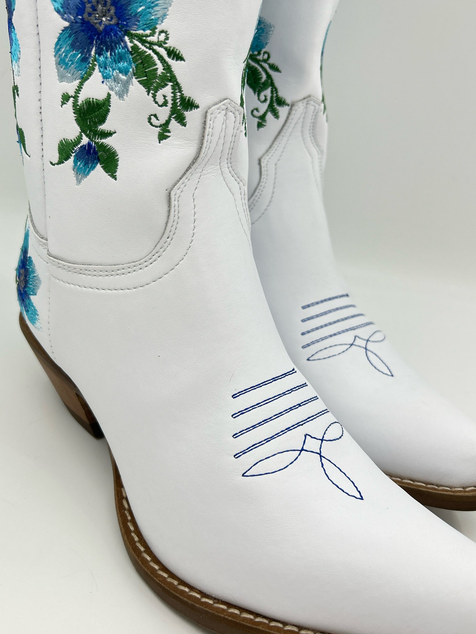 DINGO Size 7.5M White and Blue Women Boots NIB