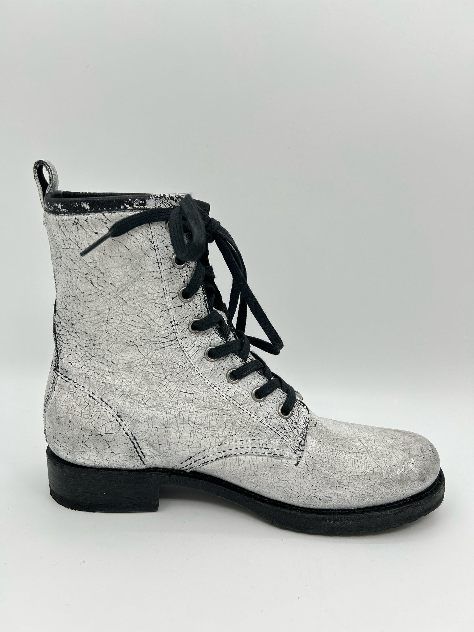 FRYE Size 8.5 White and black Women Boots