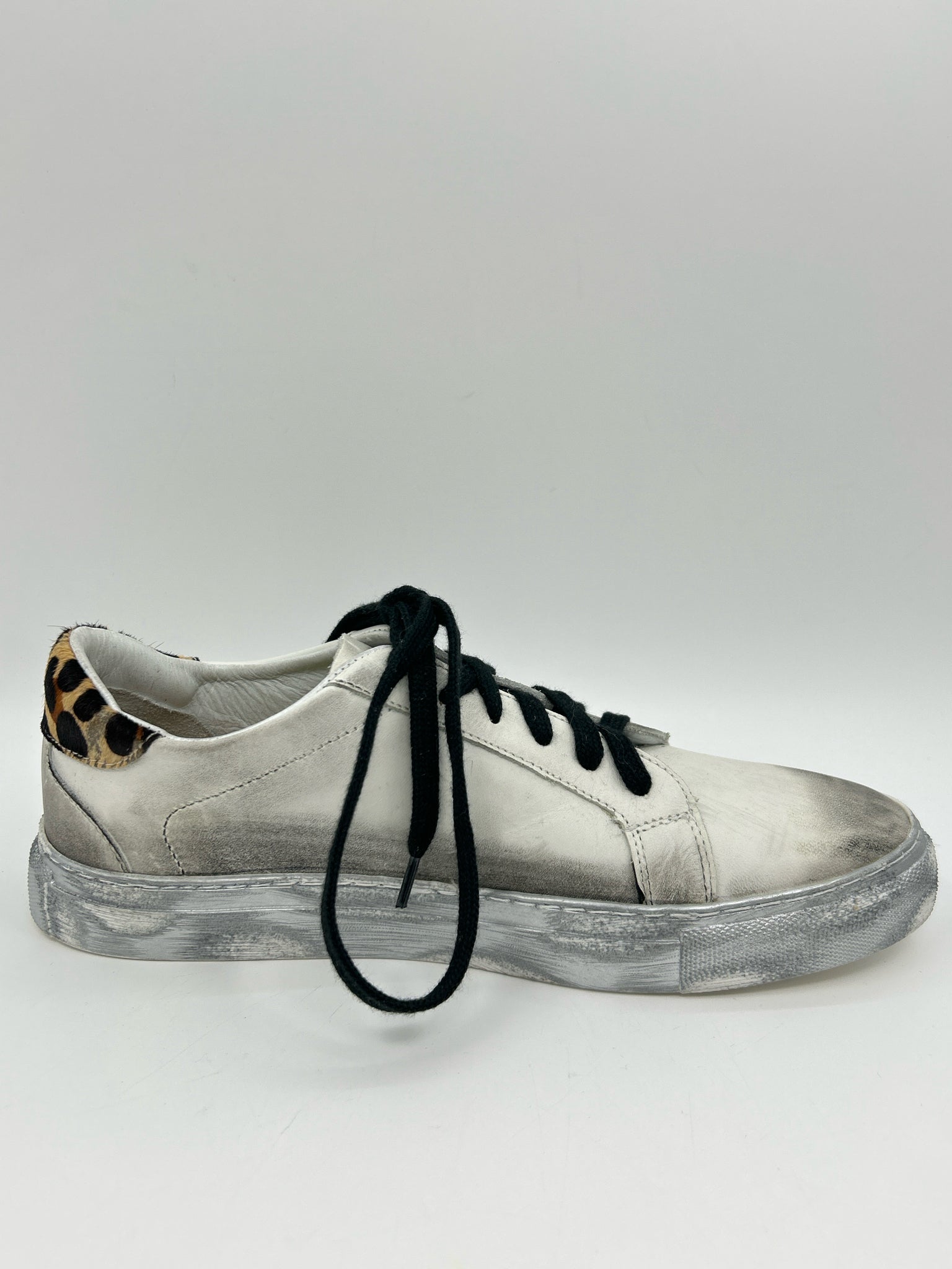 DINGO Size 9M White and black Women Sneakers