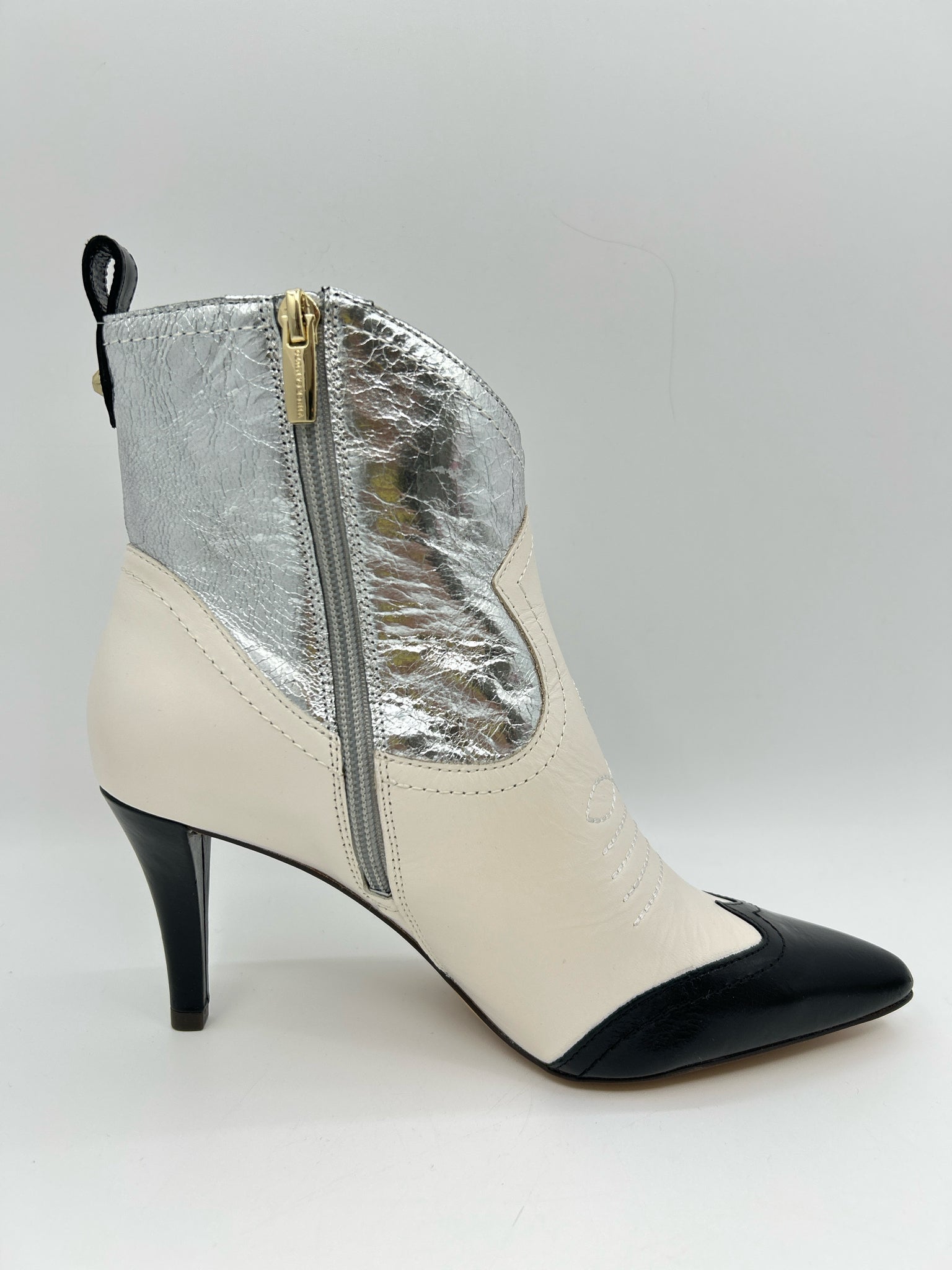 VINCE CAMUTO NIB Size 7M White and black Women Booties