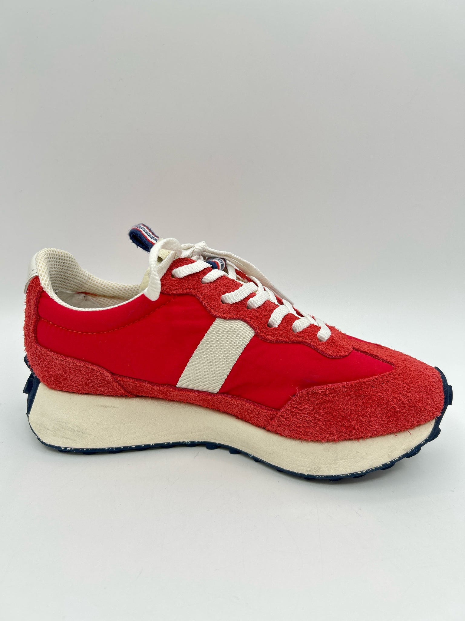 SEAVEES Size 7.5 red and white Women Sneakers