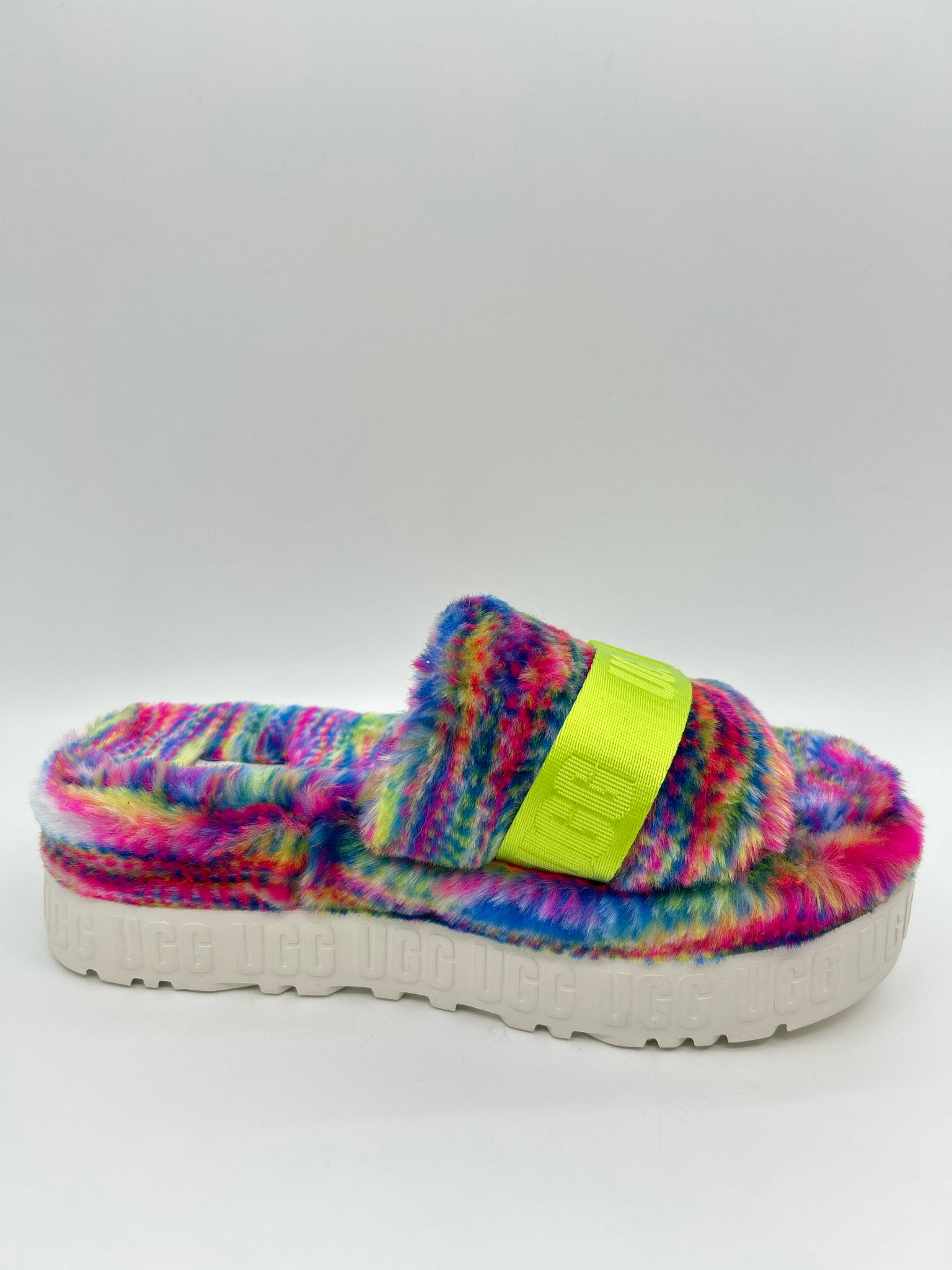UGG Size 6 Multi-Color Women Flats