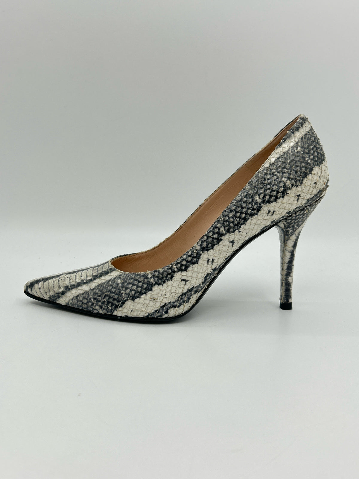 STUART WEITZMAN Size 9M Black and White Women Pumps
