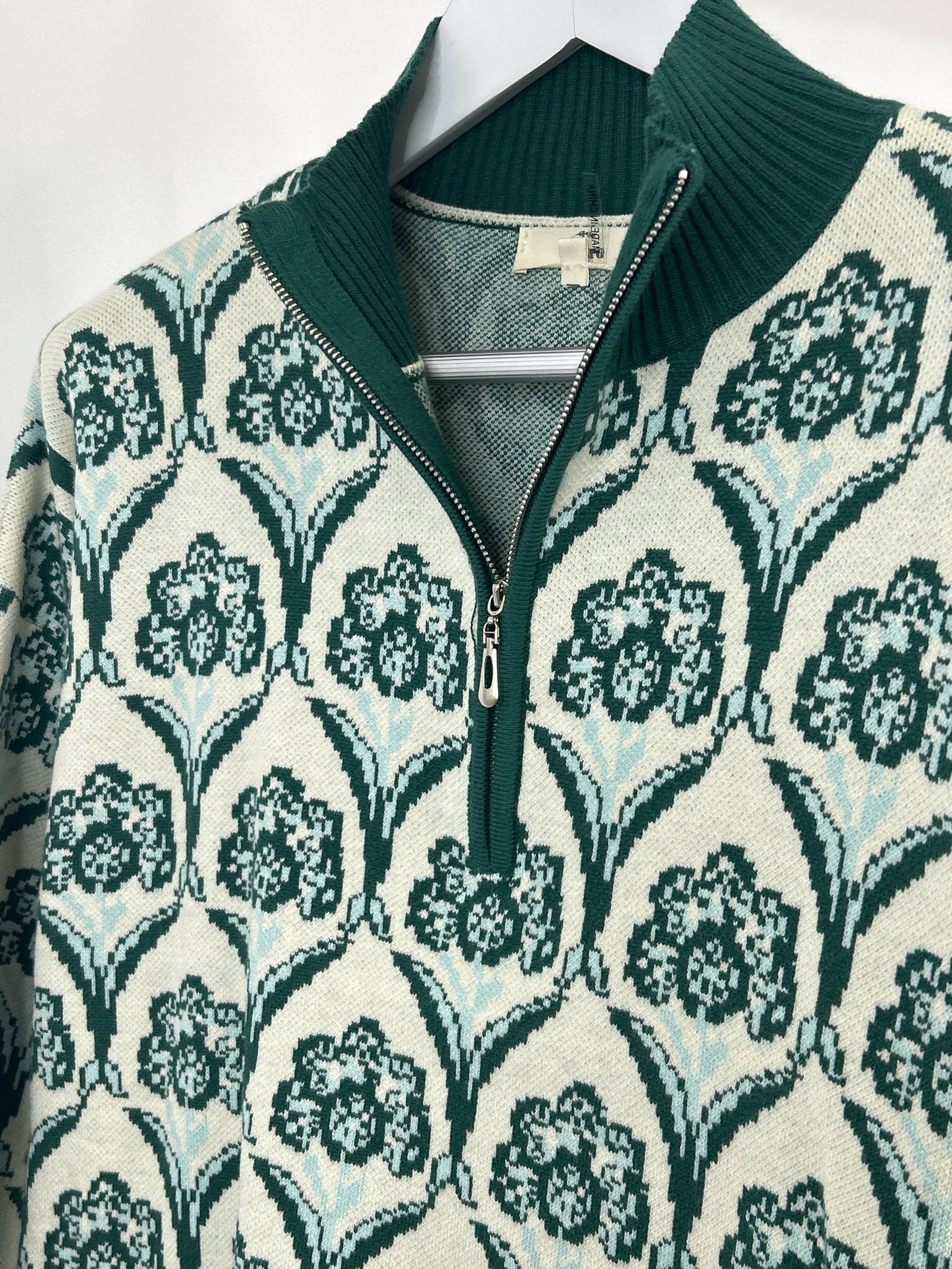 ENTRO Size S WHITE AND GREEN Women Sweater